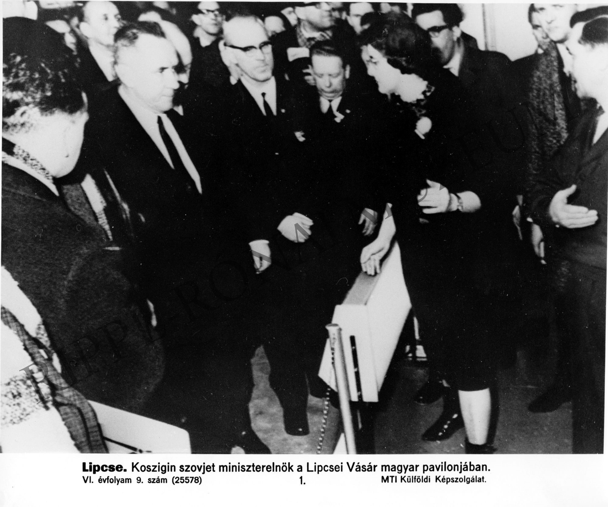 Koszigin szovjet miniszterelnök a Lipcsei Vásár magyar pavilonjában (Rippl-Rónai Múzeum CC BY-NC-SA)
