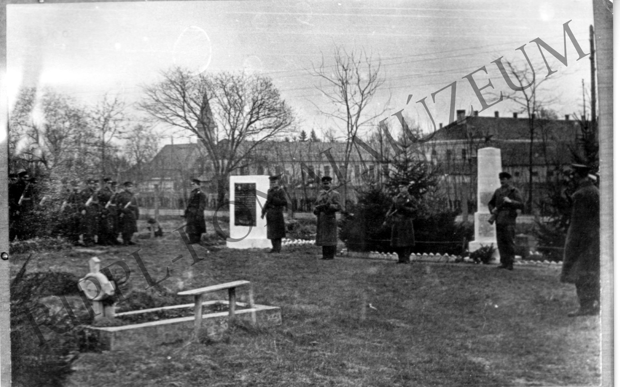 Koszorúzás a nagyatádi temetőben (Rippl-Rónai Múzeum CC BY-NC-SA)