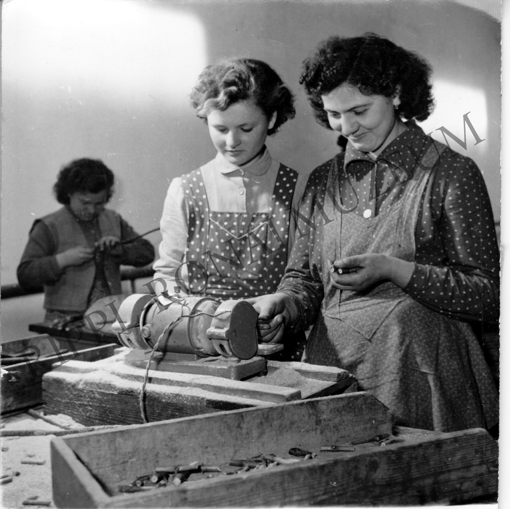 Kovács Julika és Nagy Erzsébet (az előtérben) géppel készítik a csapokat és annak negatívjait (Rippl-Rónai Múzeum CC BY-NC-SA)