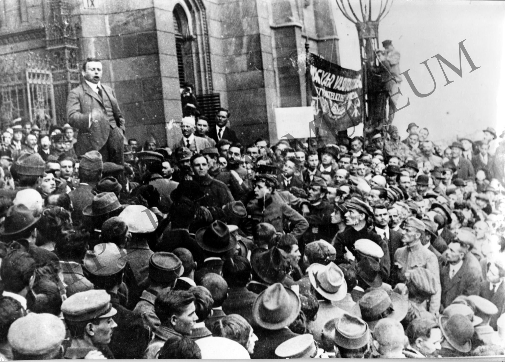 Kun Béla 1919-ben beszédet mond a Parlament előtti népgyűlésen (Rippl-Rónai Múzeum CC BY-NC-SA)