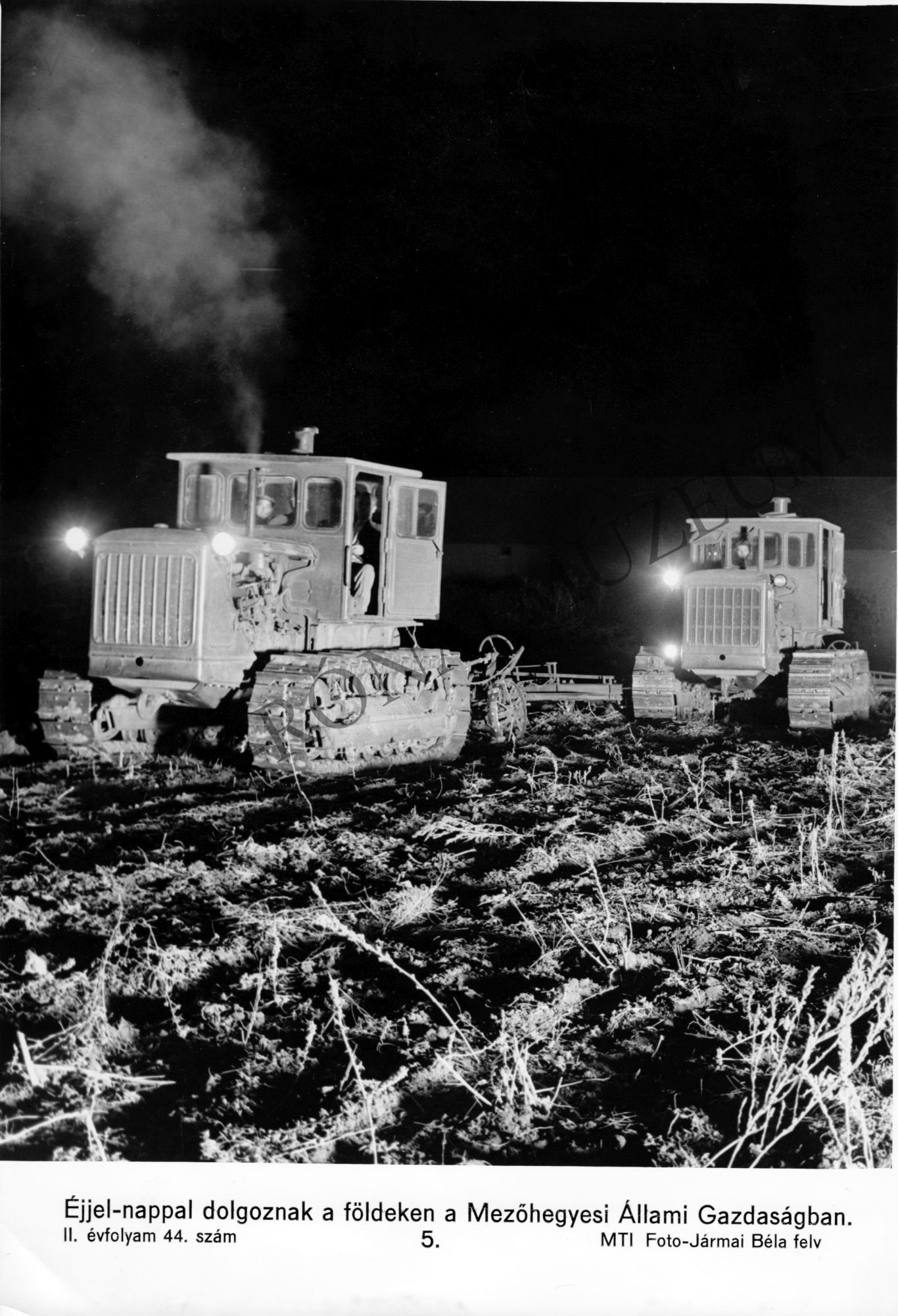 Lánctalpas traktorok éjszaka dolgoznak a Mezőhegyesi Állami Gazdaságban (Rippl-Rónai Múzeum CC BY-NC-SA)