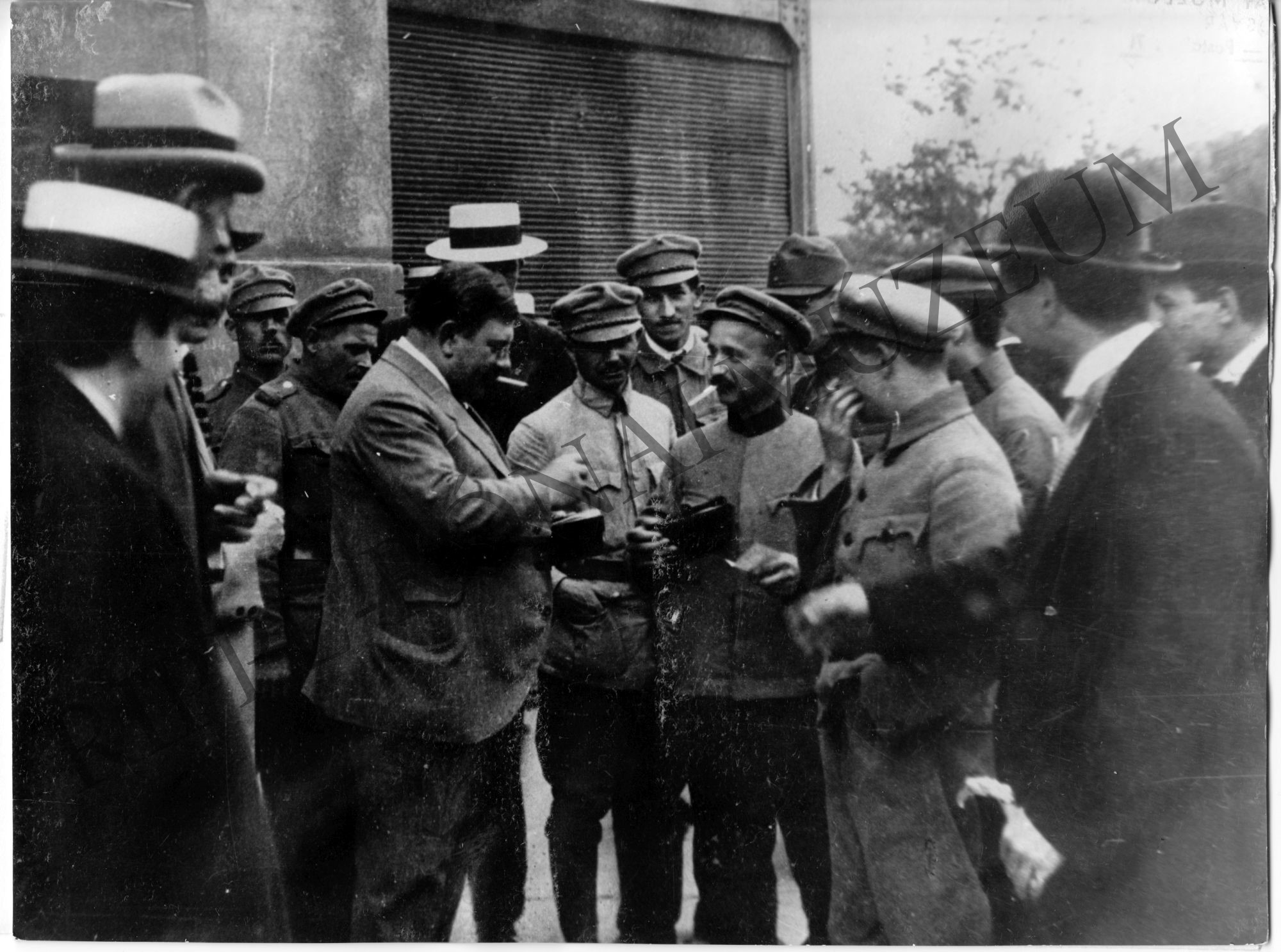 Landler Jenő katonák és civilek között. 1919. (Rippl-Rónai Múzeum CC BY-NC-SA)