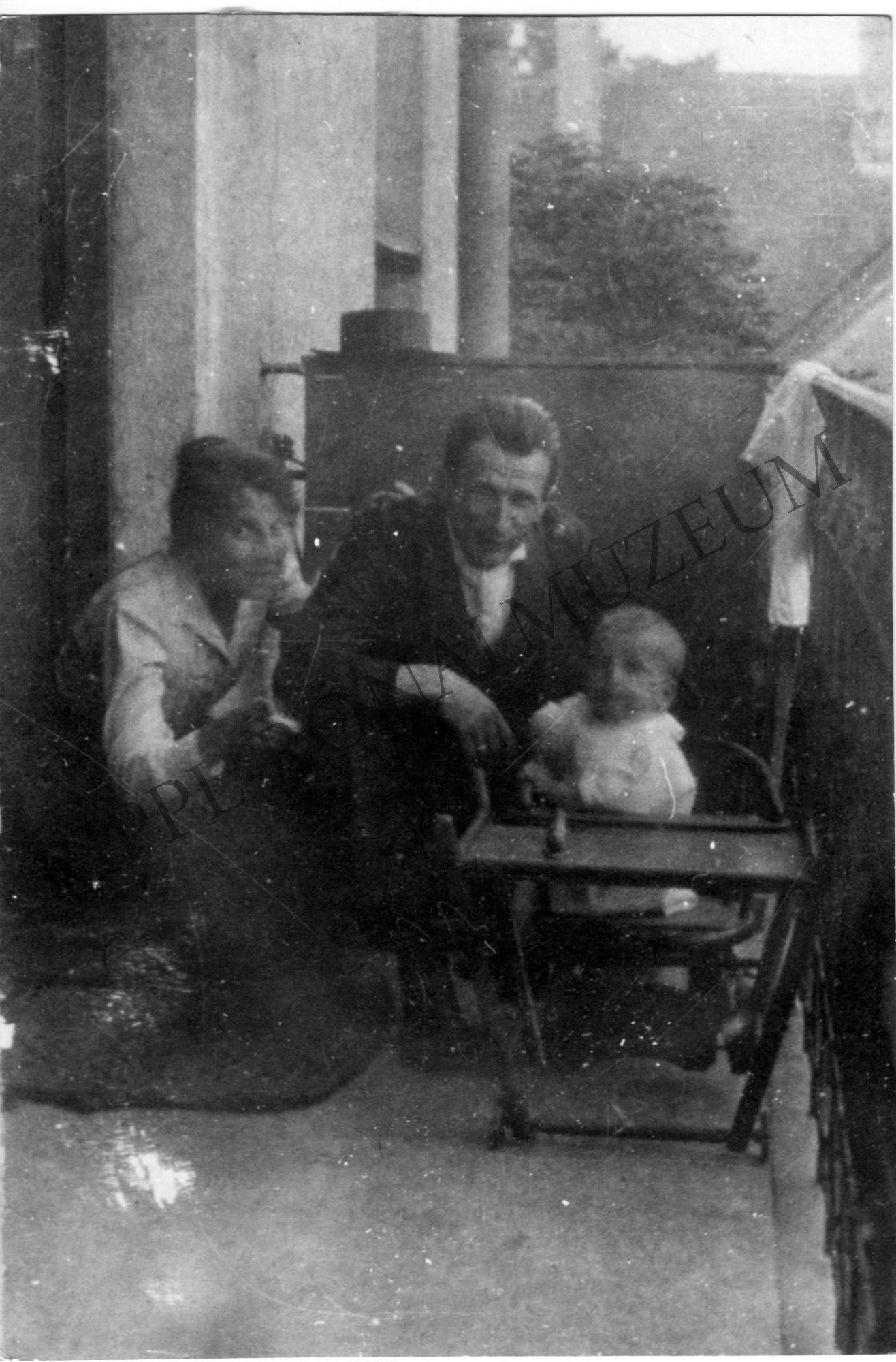 Latinca Sándor családjával kaposvári lakásuk gangján (Kontrássy u. 4.) (Rippl-Rónai Múzeum CC BY-NC-SA)