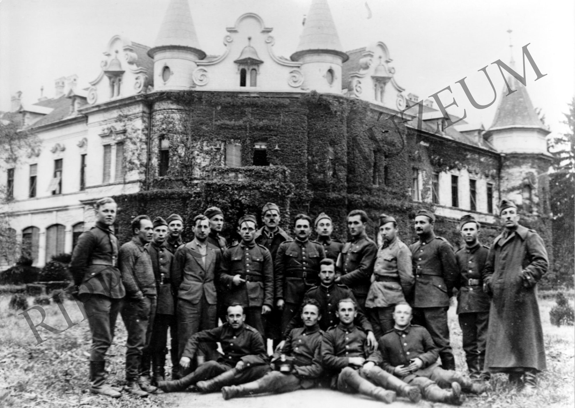 Lengyel katonák csoportja a mosdósi kastély előtt (Rippl-Rónai Múzeum CC BY-NC-SA)