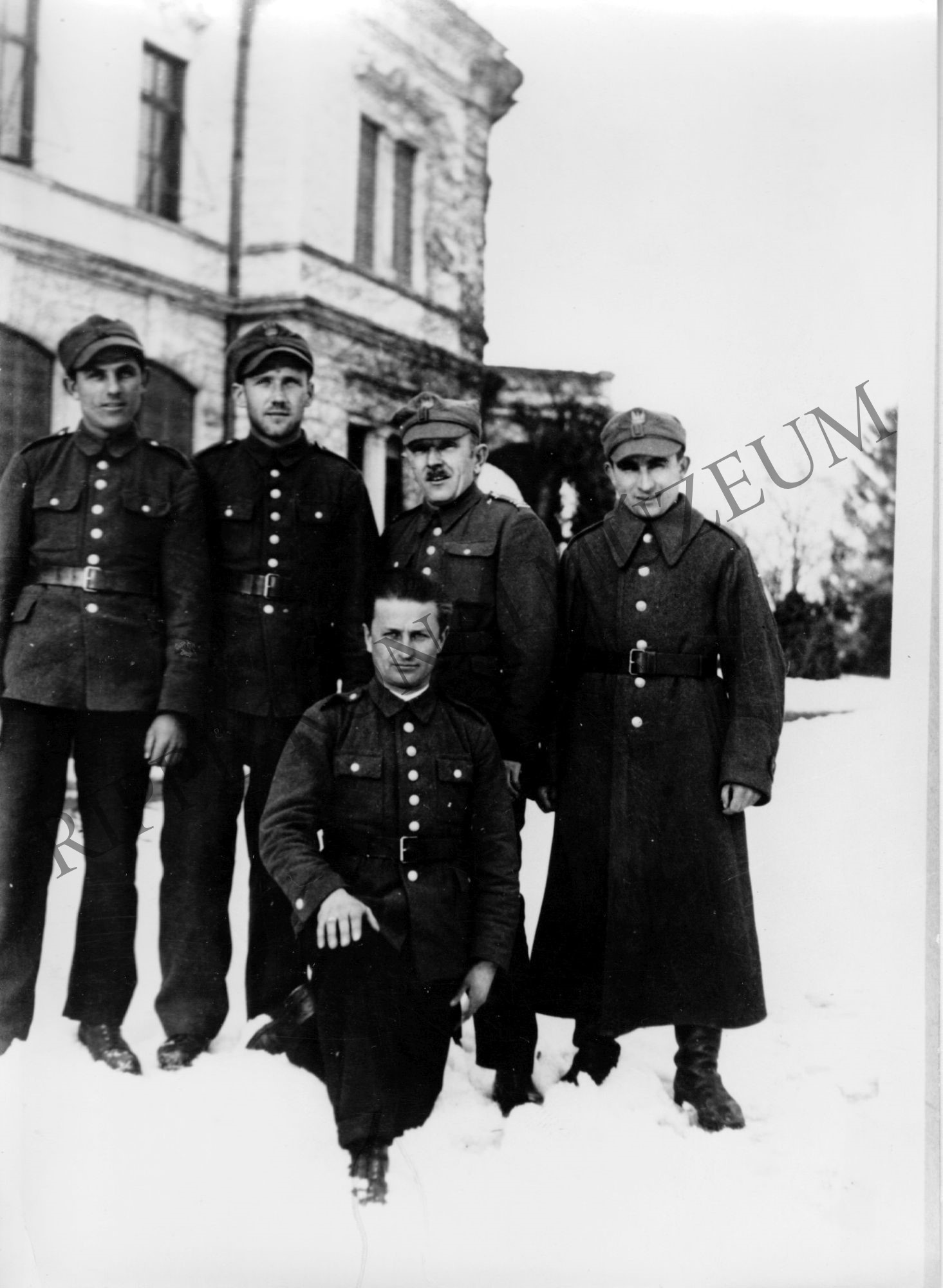 Lengyel menekült tisztek csoportja a mosdósi kastély előtt (Rippl-Rónai Múzeum CC BY-NC-SA)