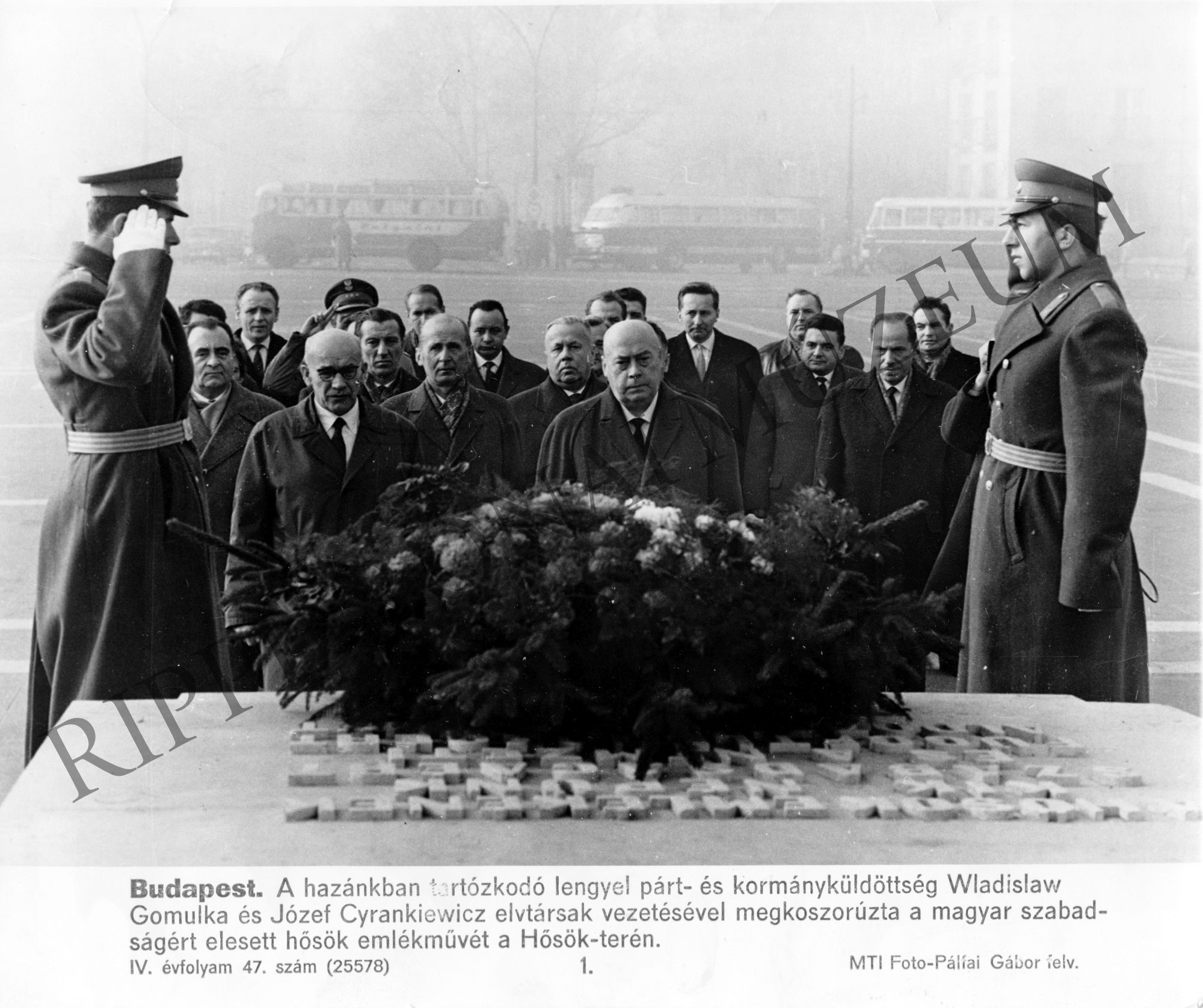 Lengyel párt- és kormányküldöttség Wladislaw Gomulka és Józef Cyrakiewicz vezetésével megkoszorúzta a magyar szabadságért elesett hősök emlékművét a Hősök-terén (Rippl-Rónai Múzeum CC BY-NC-SA)