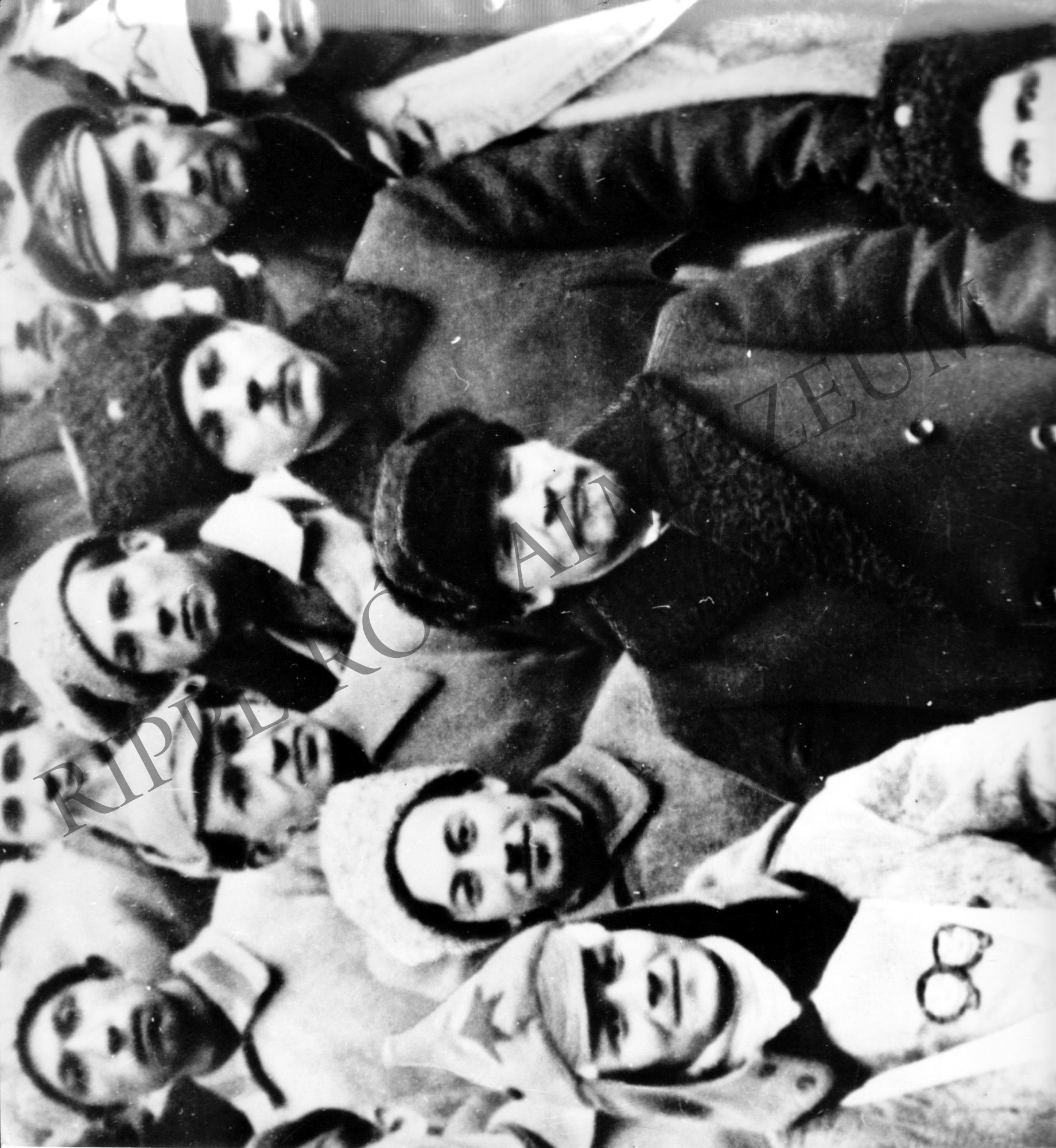 Lenin a X. kongresszus azon küldöttei között, akik részt vettek a kronstadti ellenforradalmi lázadás leverésében (Rippl-Rónai Múzeum CC BY-NC-SA)
