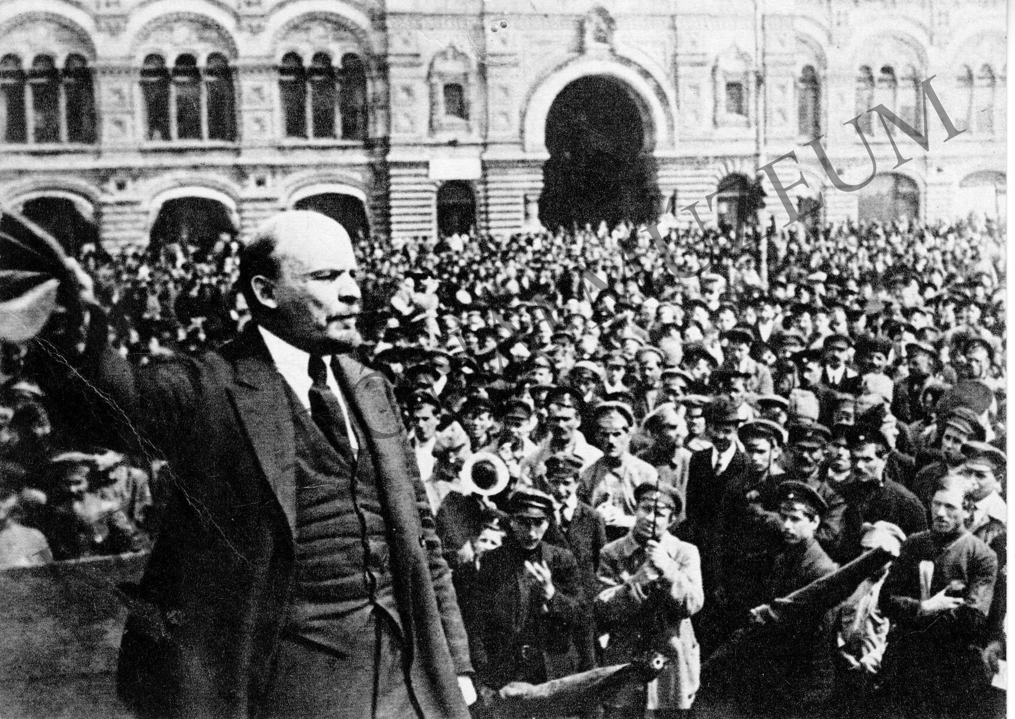 Lenin beszédet mond a moszkvai Vörös téren 1919 május 25-én (Rippl-Rónai Múzeum CC BY-NC-SA)