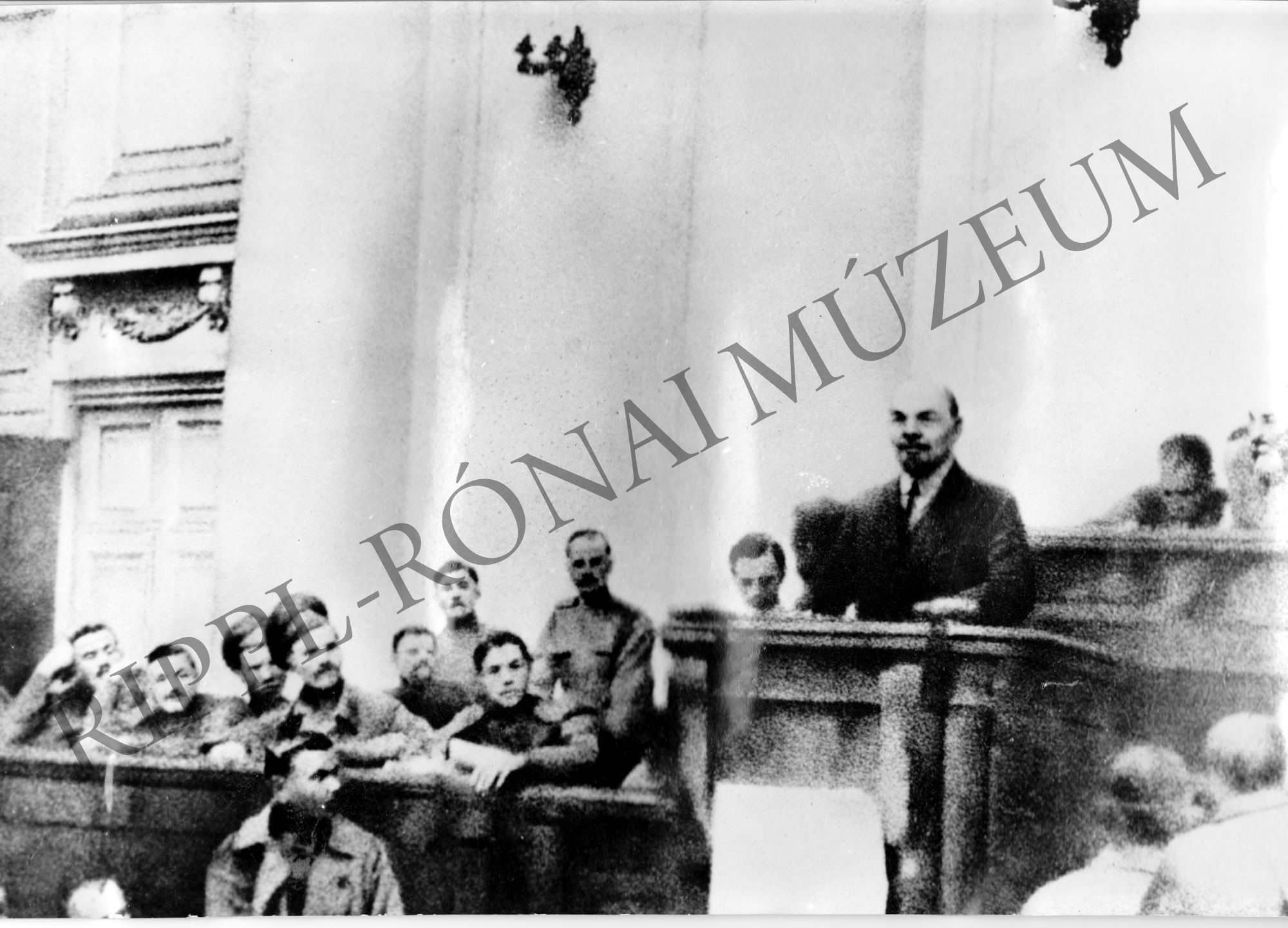 Lenin előadói beszédet mond 1917. áprilisában (Rippl-Rónai Múzeum CC BY-NC-SA)