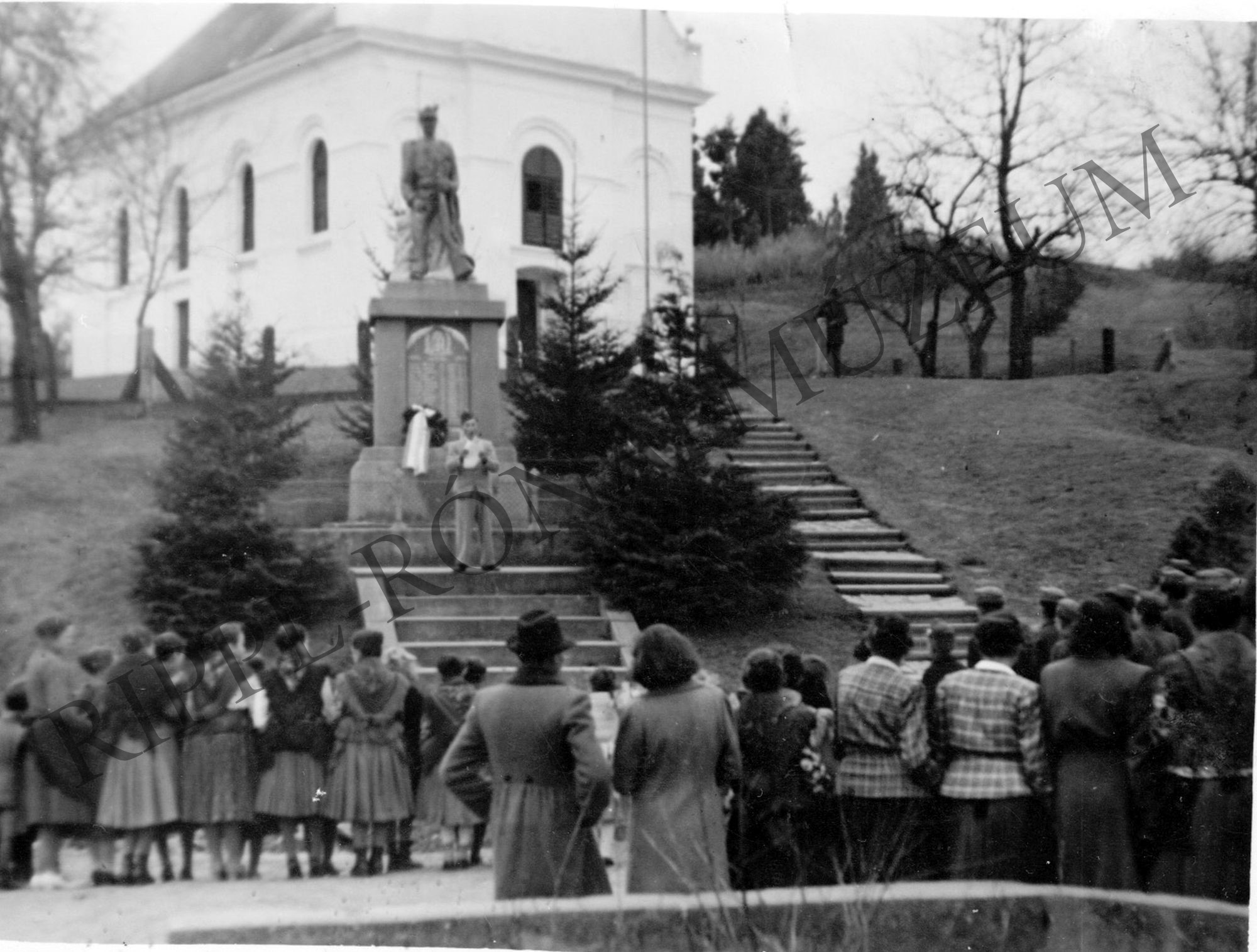 Levente-ünnepségek a csurgónagymartoni háborús emlékmű előtt 1943. március 15-én (Rippl-Rónai Múzeum CC BY-NC-SA)