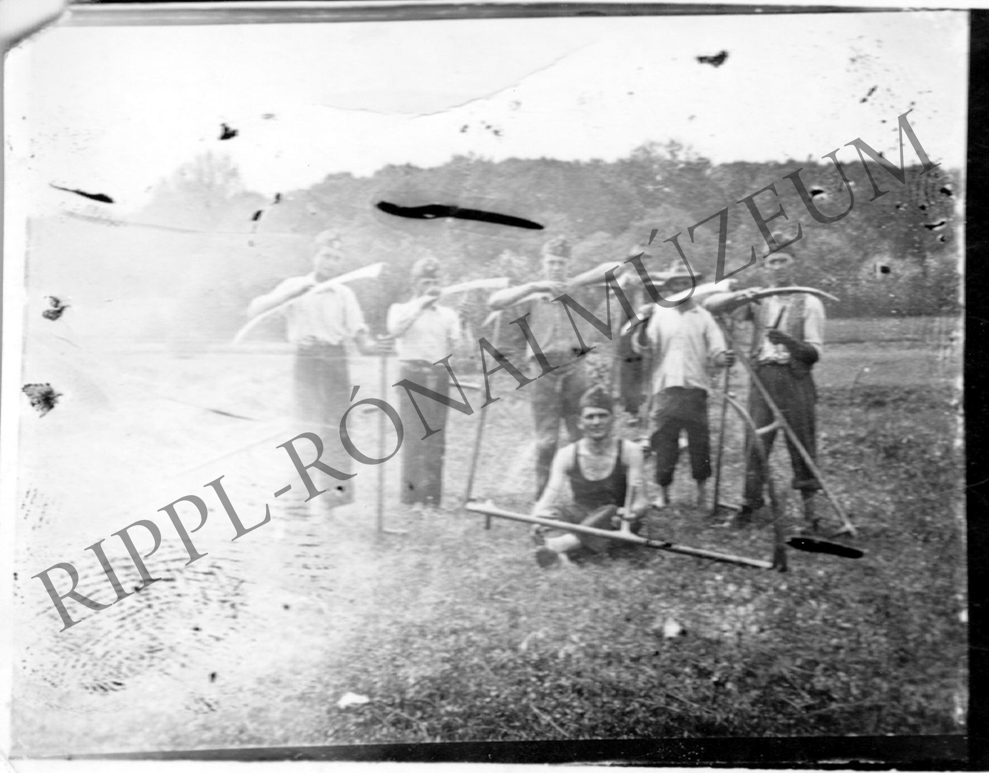 Leventék kaszálnak özv. Cserti Jánosné földjén, a második világháború ideje alatt (Rippl-Rónai Múzeum CC BY-NC-SA)