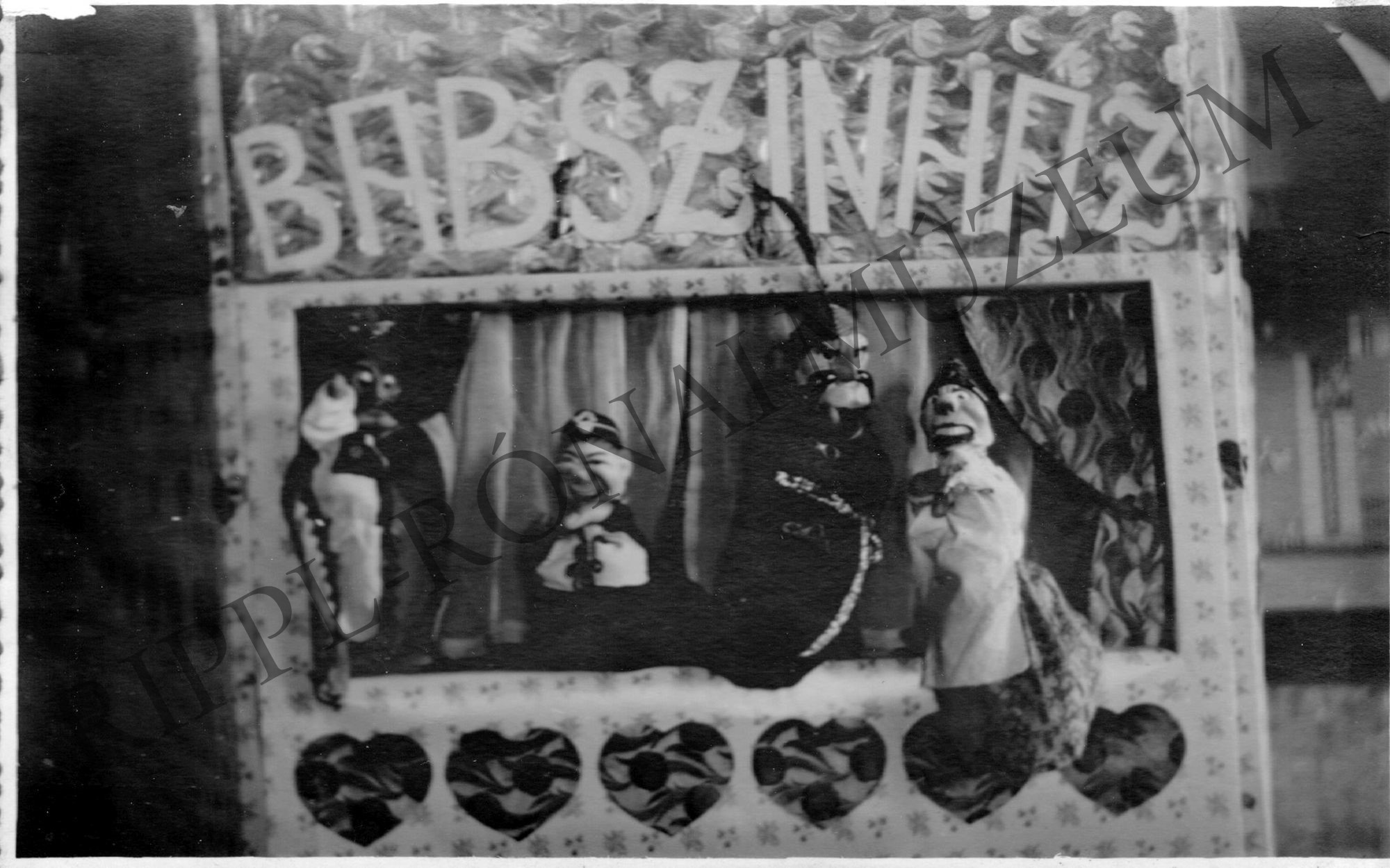 Leventék rendezte bábszínház-előadás. A színpad a szereplőkkel (Rippl-Rónai Múzeum CC BY-NC-SA)