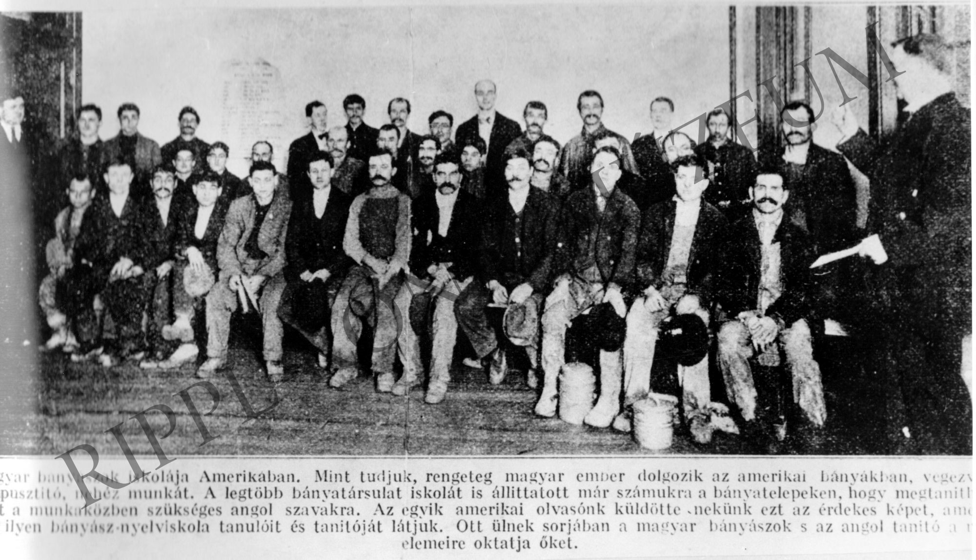 Magyar bányászok iskolája Amerikában. A nyelviskola tanulóinak és tanárainak csoportképe (Rippl-Rónai Múzeum CC BY-NC-SA)