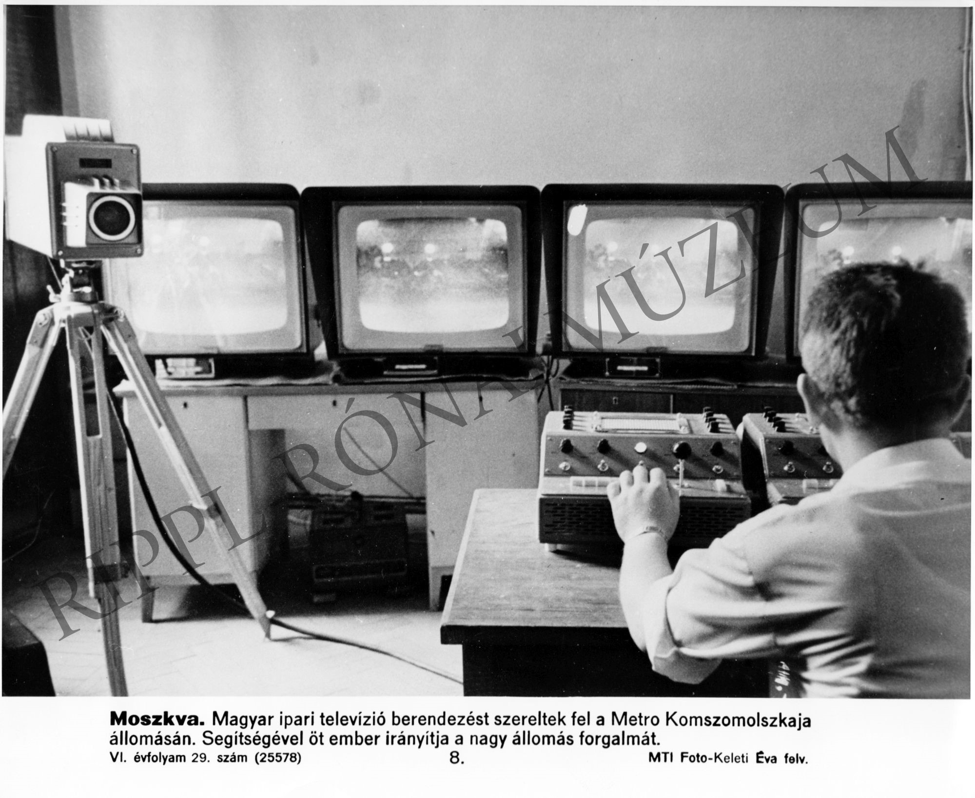 Magyar ipari televízió berendezést szereltek fel Moszkvában a Metro Komszomolszkaja állomásán (Rippl-Rónai Múzeum CC BY-NC-SA)
