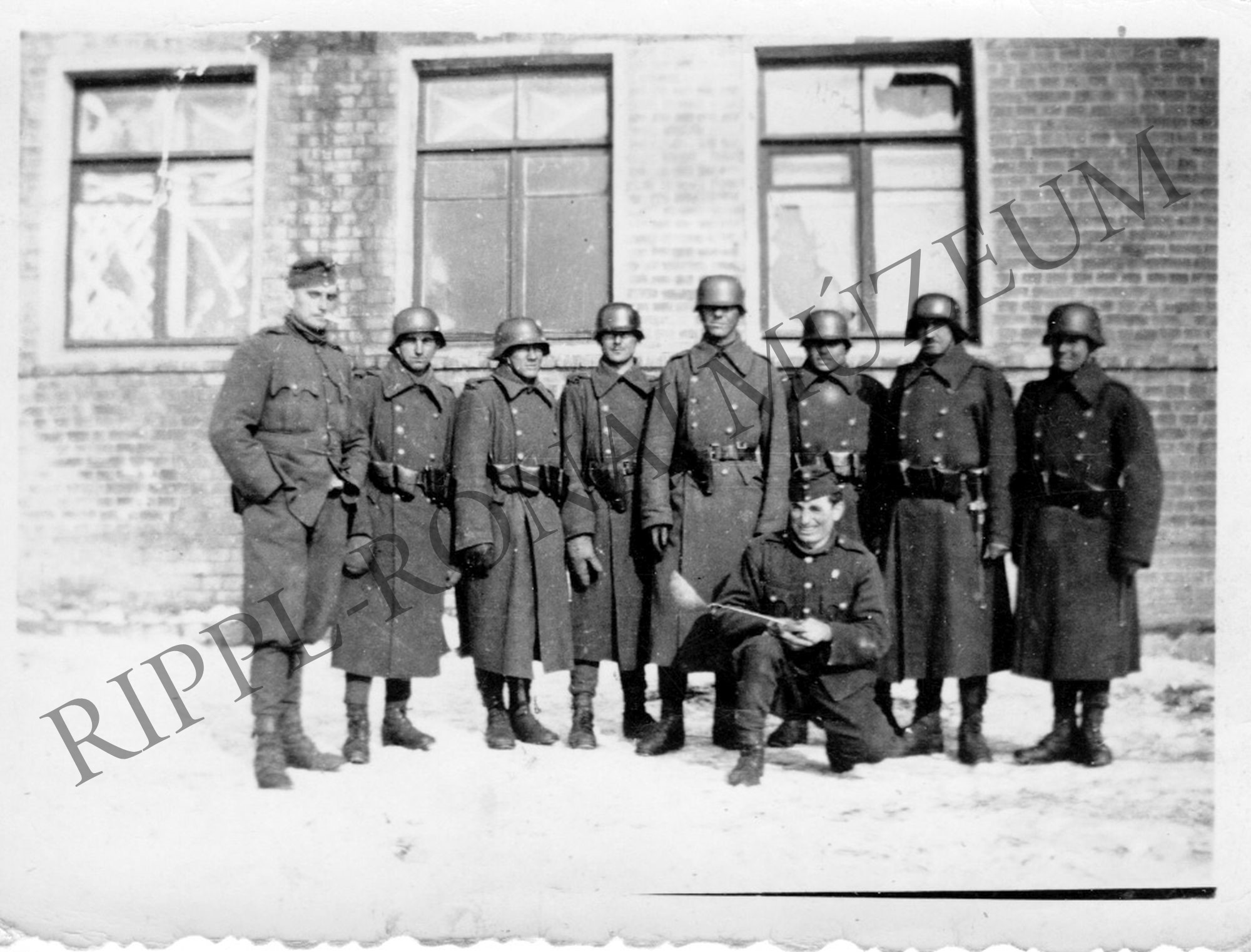 Magyar közkatonák Ukrajnában. Katonák az udvaron (Rippl-Rónai Múzeum CC BY-NC-SA)