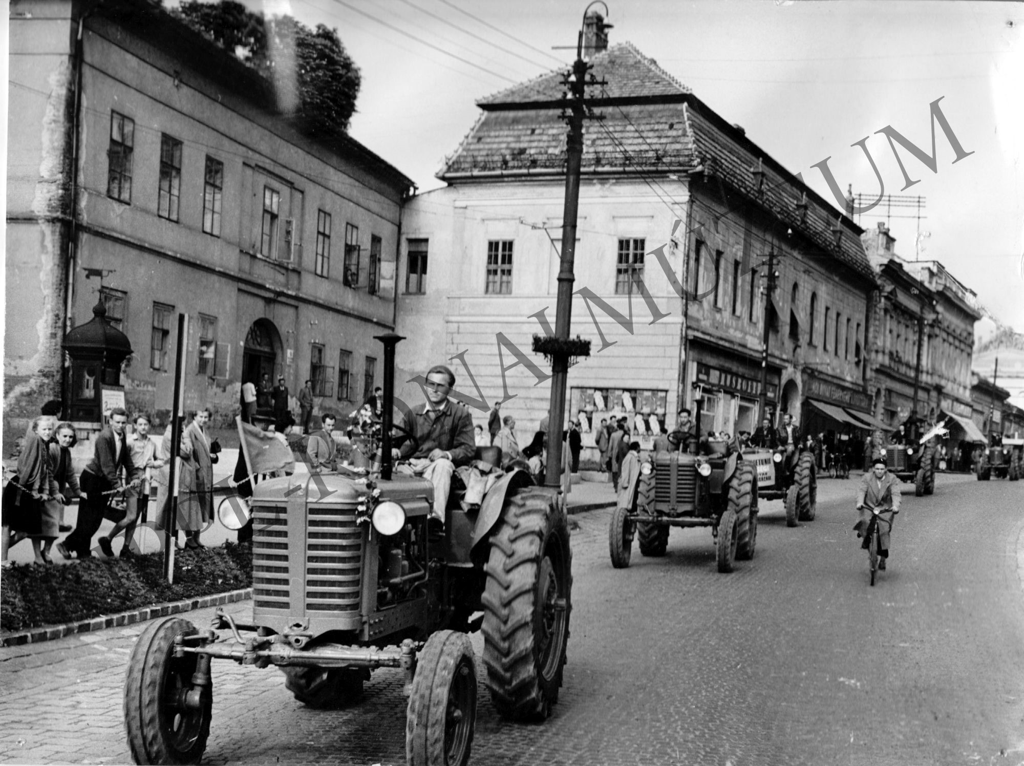 Magyari András földművelésügyi miniszter helyettes átadja a Somogy megyei gépállomások részére érkezett 105 szovjetbelorusz traktort. (Rippl-Rónai Múzeum CC BY-NC-SA)