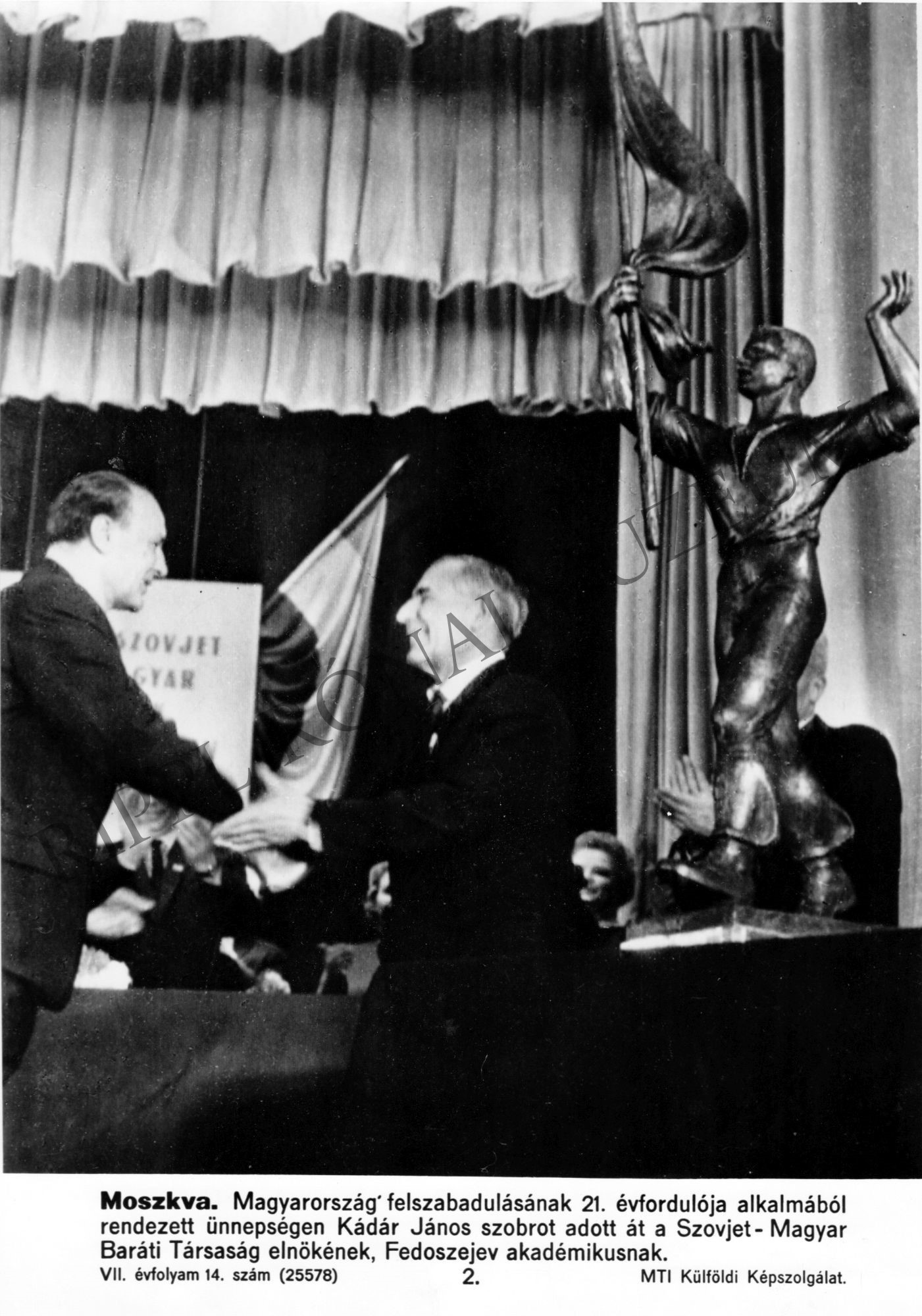 Magyarország felszabadulásának 21. évfordulója alkalmából Kádár János szobrot adott át a Szovjet-Magyar Baráti Társaság elnökének, Fedoszejev akadémikusnak (Rippl-Rónai Múzeum CC BY-NC-SA)