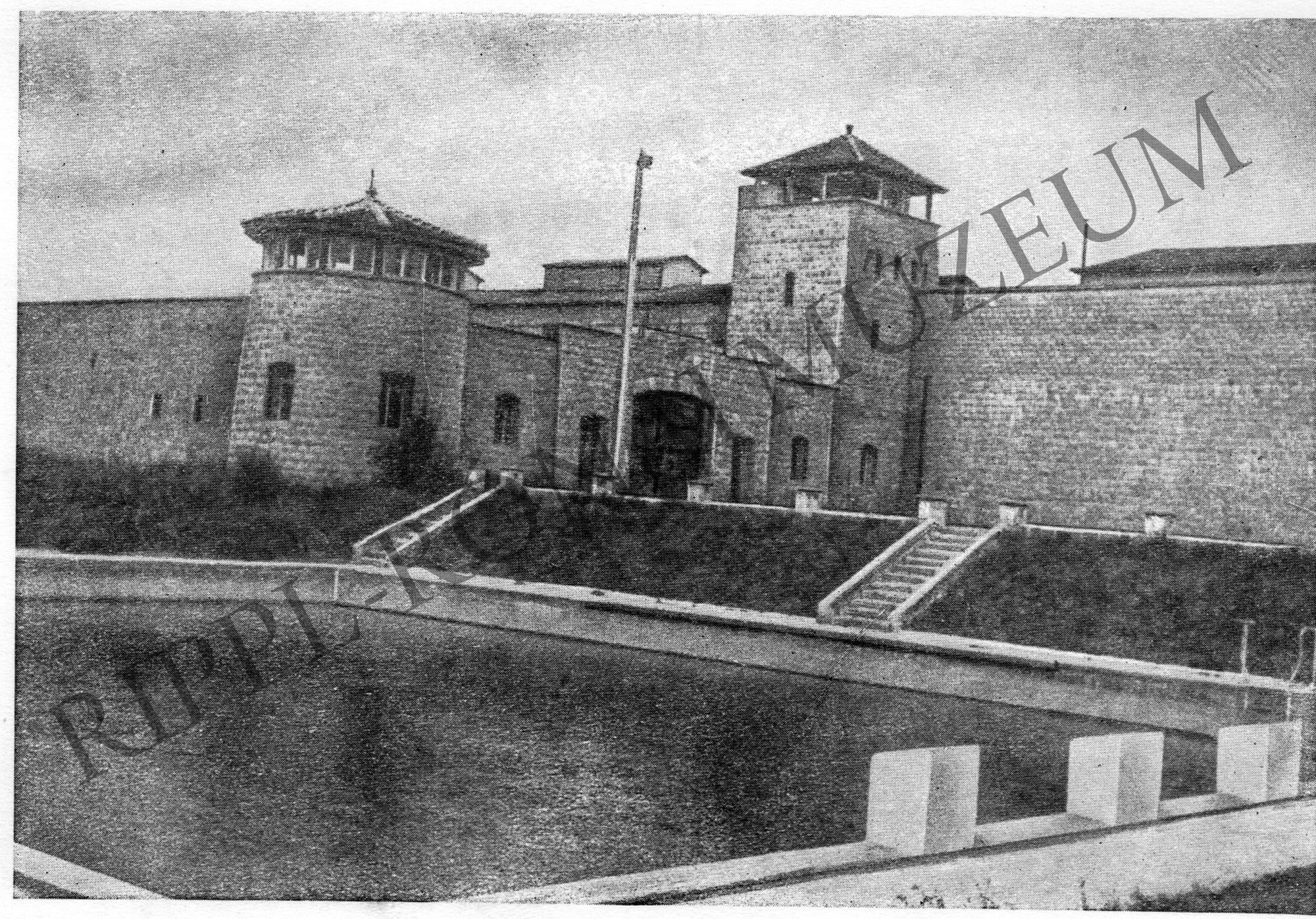 Mauthauseni képeslap. A láger hátsó része az SS-ek fürdőjével és az őrtornyokkal (Rippl-Rónai Múzeum CC BY-NC-SA)
