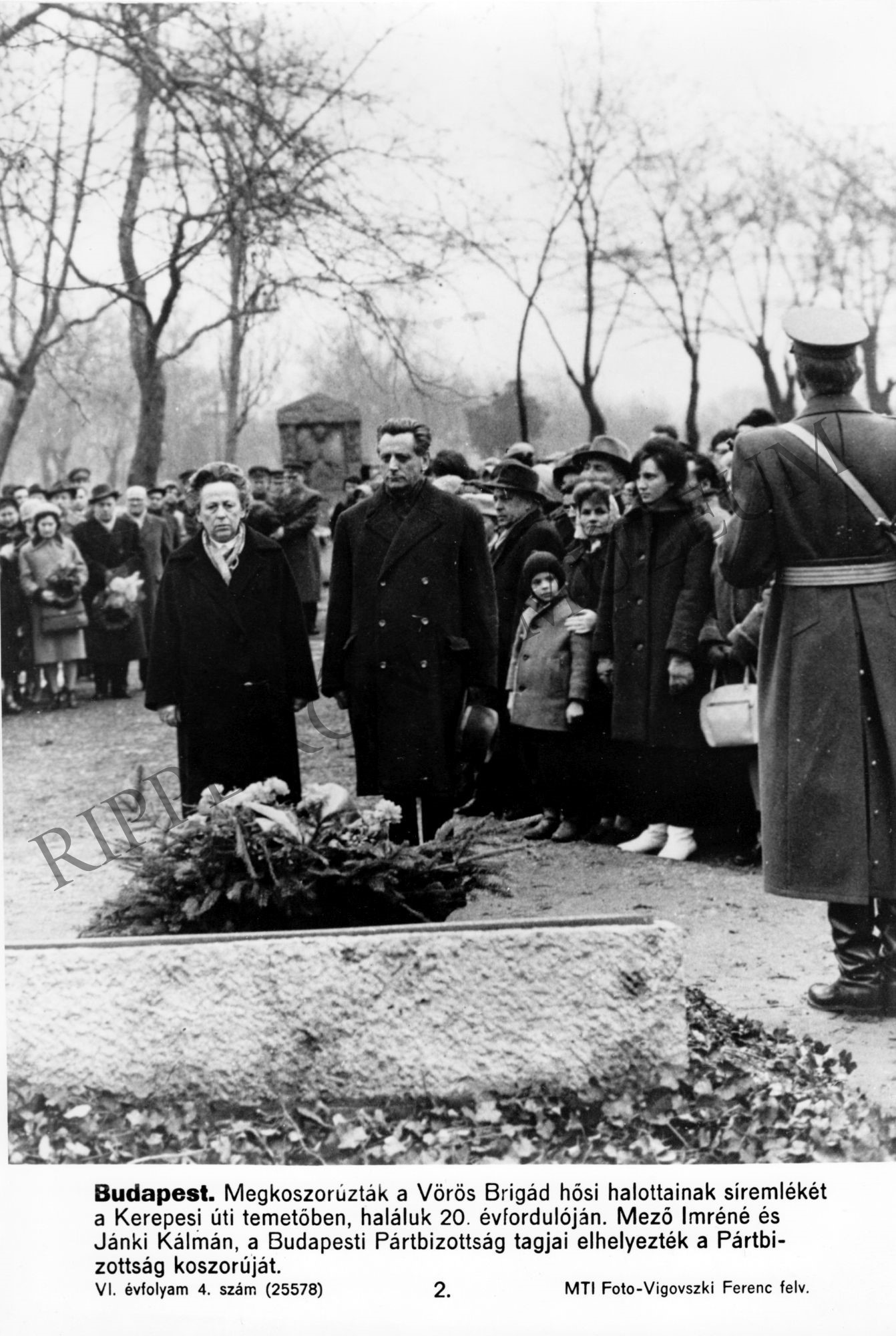 Megkoszorúzták a Vörös Brigád hősi halottainak síremlékét a Kerepesi úti temetőben, haláluk 20. évfordulóján. Mező Imréné és Jánki Kálmán, a Budapesti Pártbizot (Rippl-Rónai Múzeum CC BY-NC-SA)