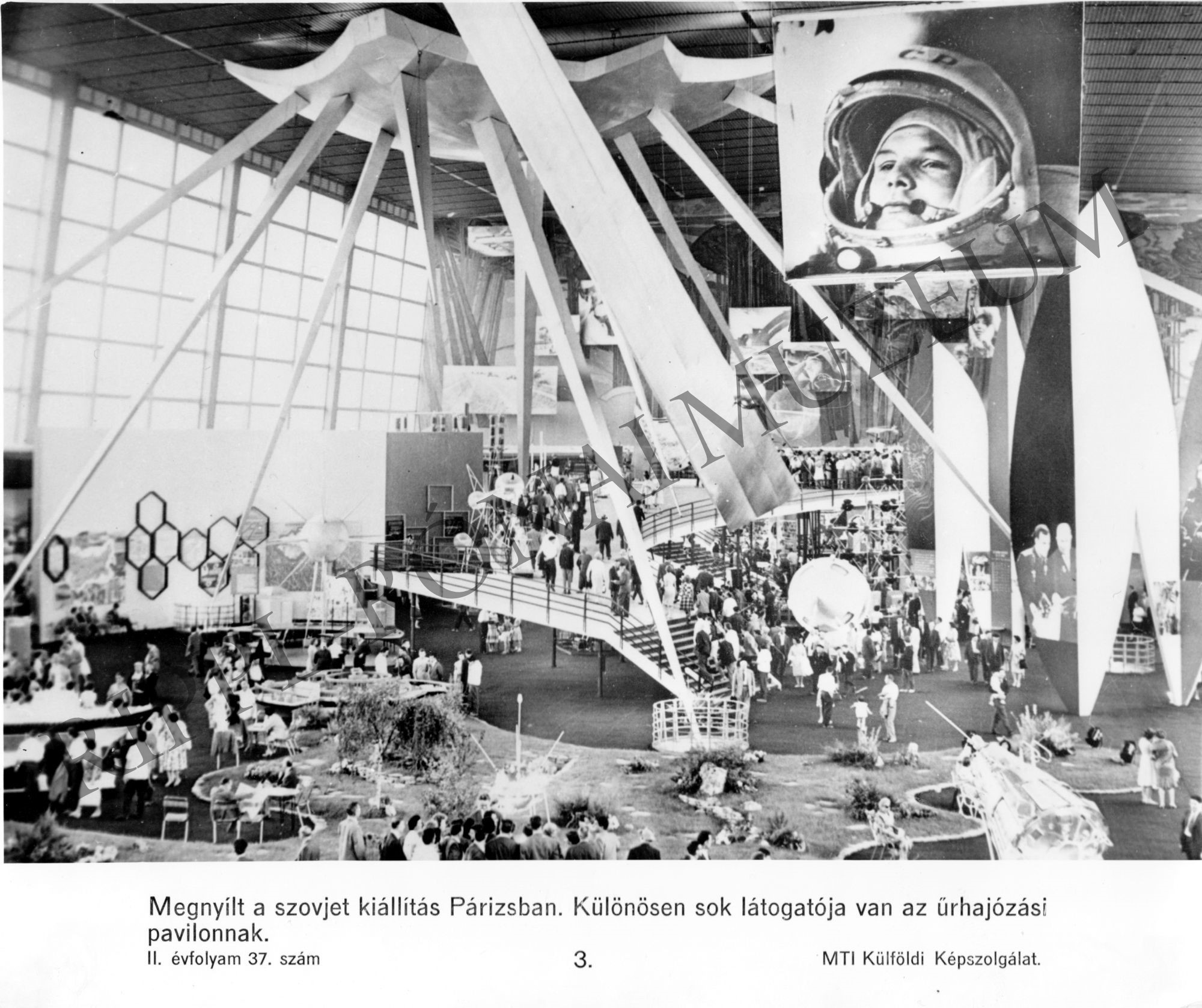 Megnyílt a szovjet ipari kiállítás Párizsban. Az űrhajózási pavilon. (Rippl-Rónai Múzeum CC BY-NC-SA)