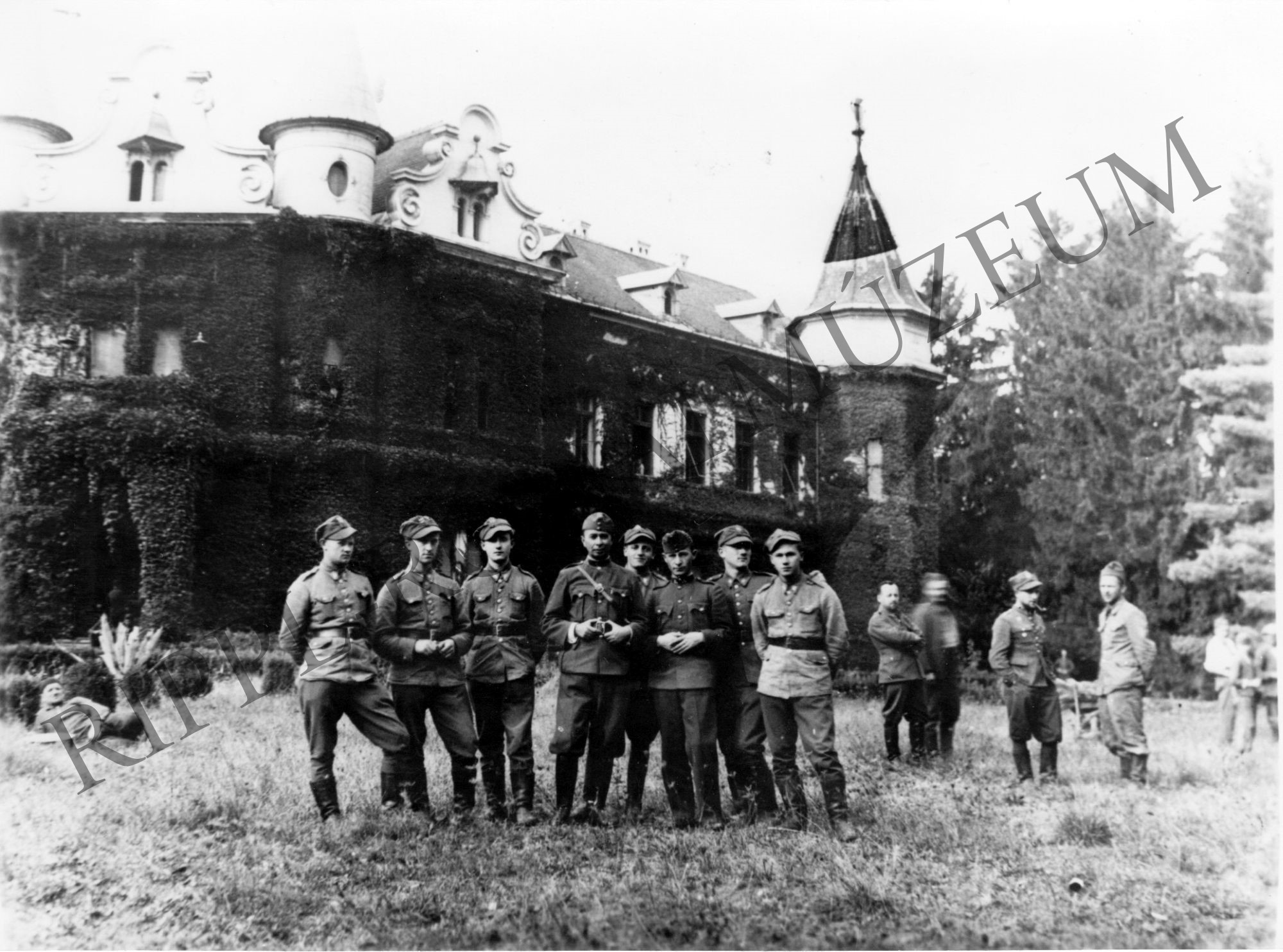 Menekült lengyel katonák csoportja a mosdósi kastély előtt (Rippl-Rónai Múzeum CC BY-NC-SA)