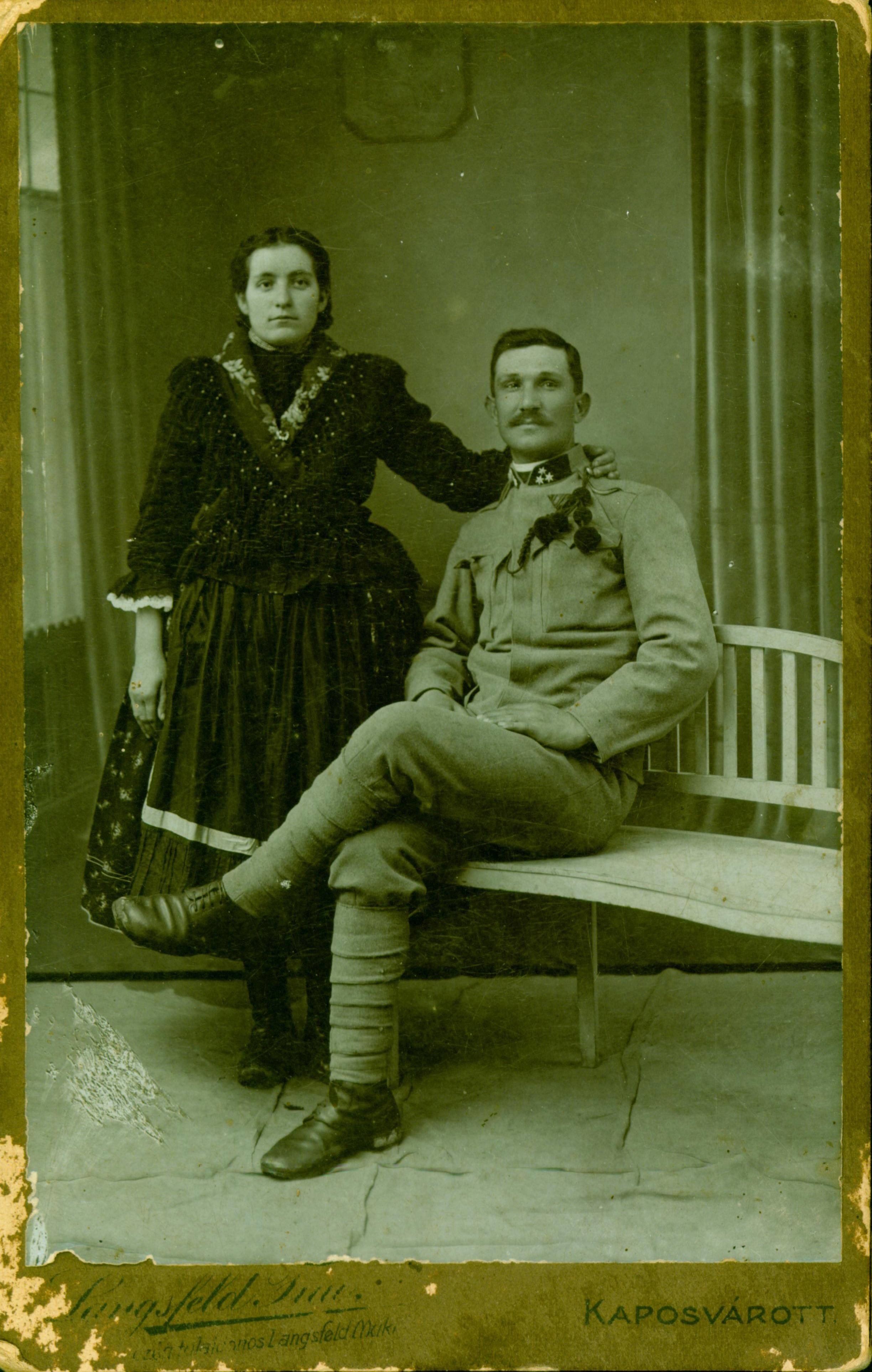 Menyecske és huszárőrmester férje 1918 körül - ünnepi (Rippl-Rónai Múzeum CC BY-NC-ND)