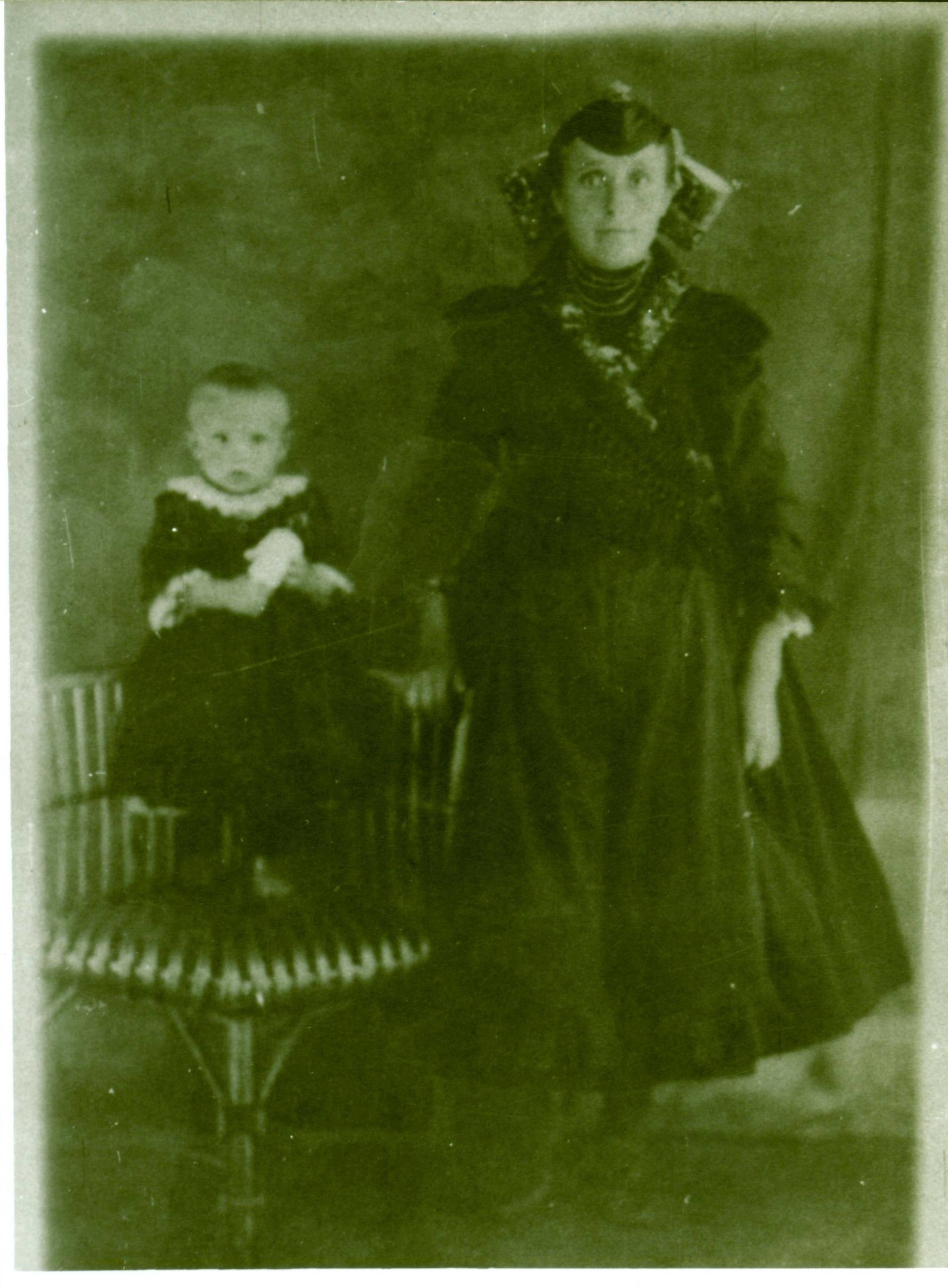 Menyecske és kislányviselet 1914 körül (Rippl-Rónai Múzeum CC BY-NC-ND)