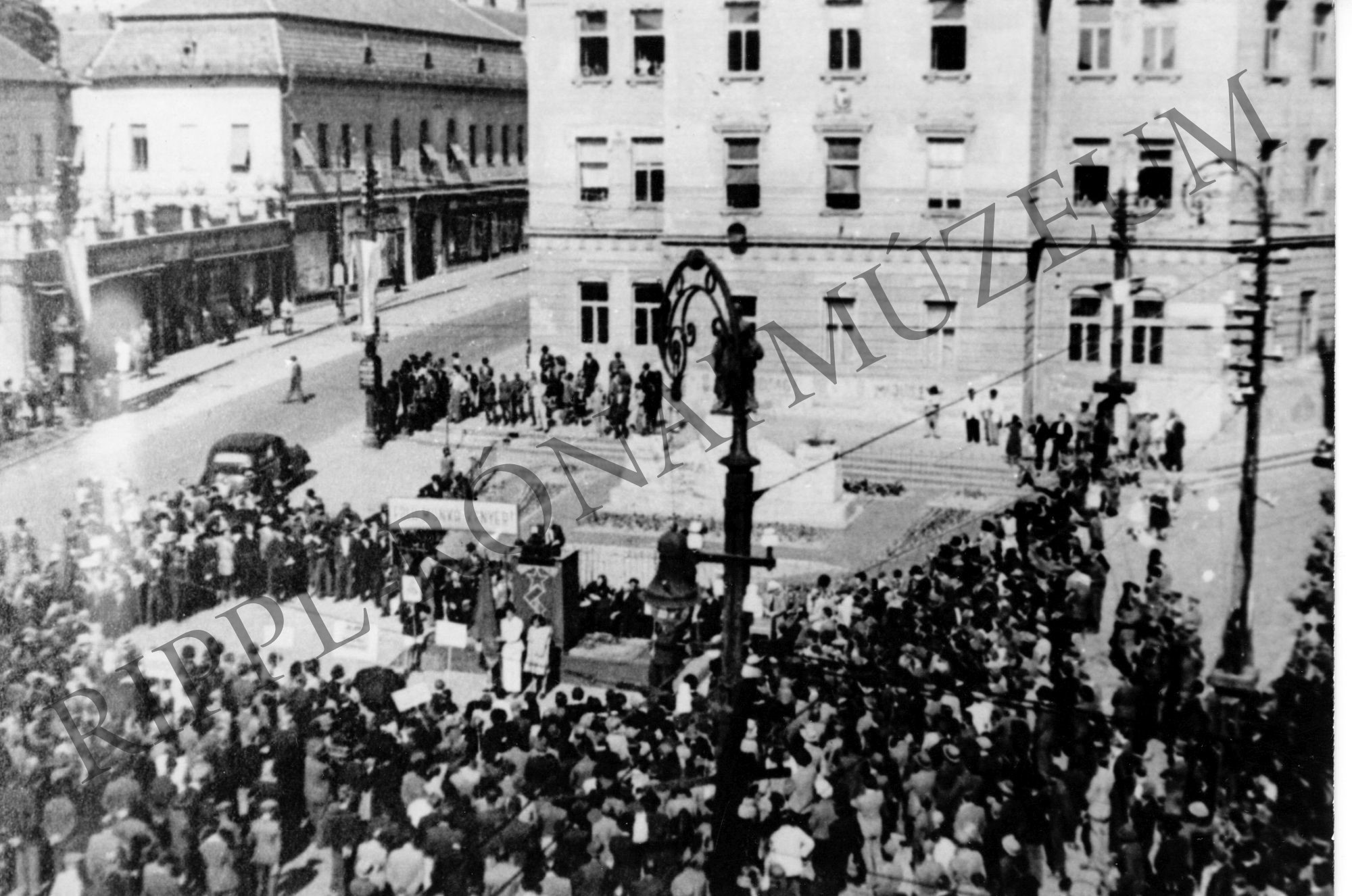 MKP-gyűlés a kaposvári Kossuth téren. 1945. aug. (Rippl-Rónai Múzeum CC BY-NC-SA)