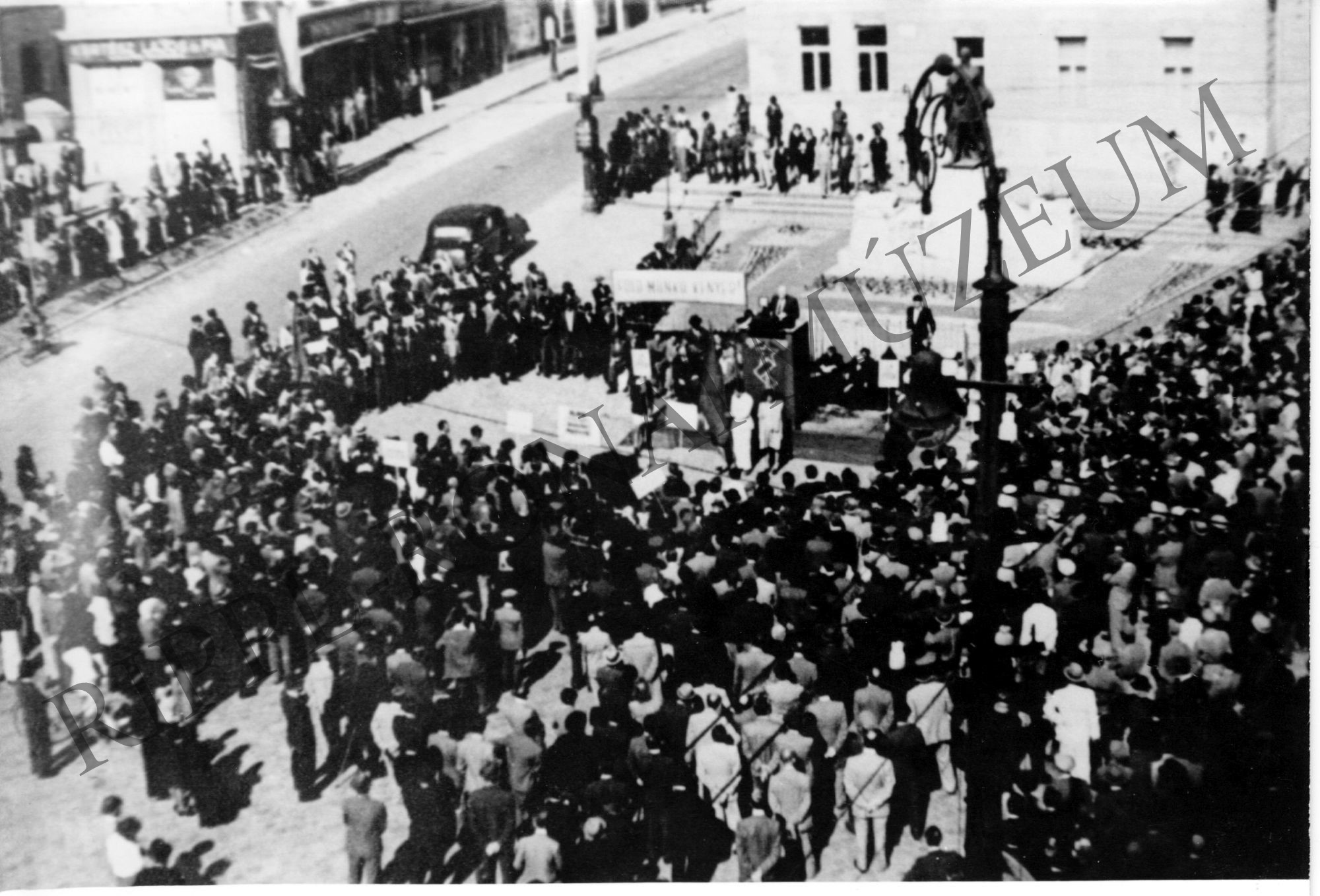 MKP-gyűlés a kaposvári Kossuth-téren. 1945. aug. vége. Szónok: Rákosi Mátyás (Rippl-Rónai Múzeum CC BY-NC-SA)