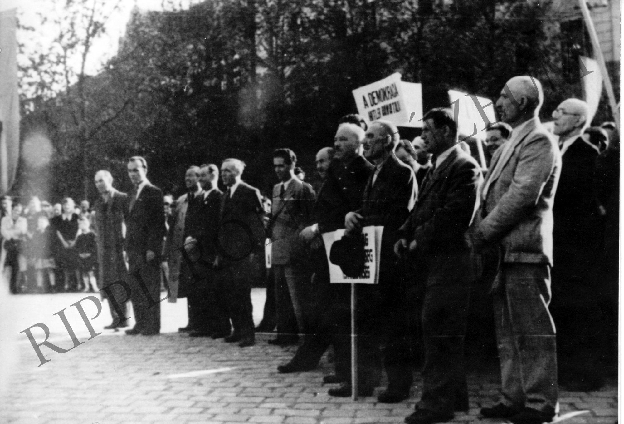 MKP-gyűlés a kaposvári Kossuth téren. 1945. május 9. A szónok: Élő Ferenc (Rippl-Rónai Múzeum CC BY-NC-SA)