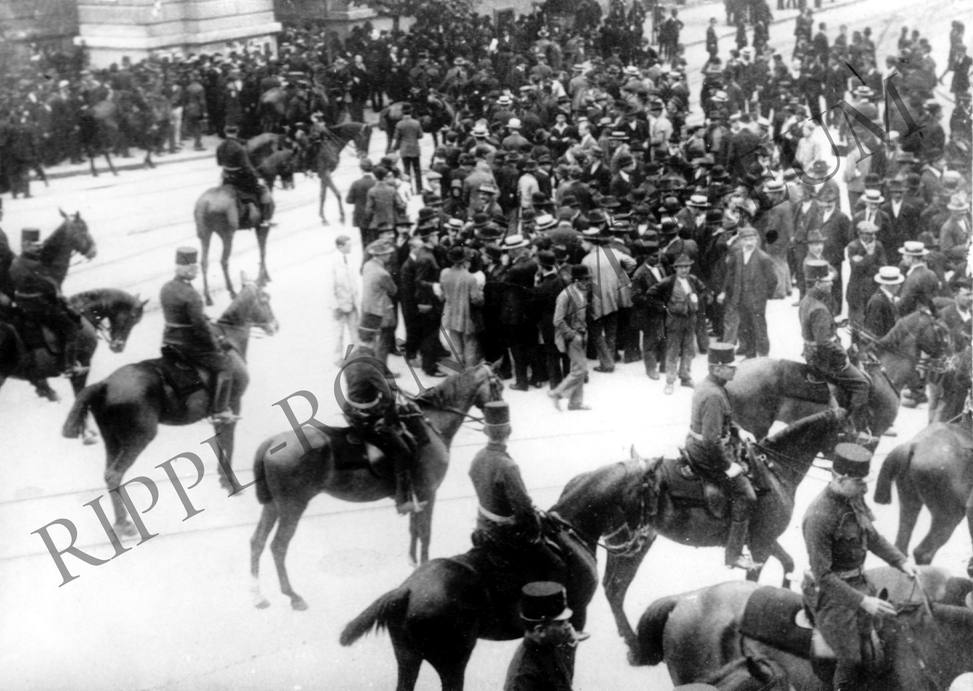Munkások küldöttsége a Parlament előtt - 1918. április (Rippl-Rónai Múzeum CC BY-NC-SA)