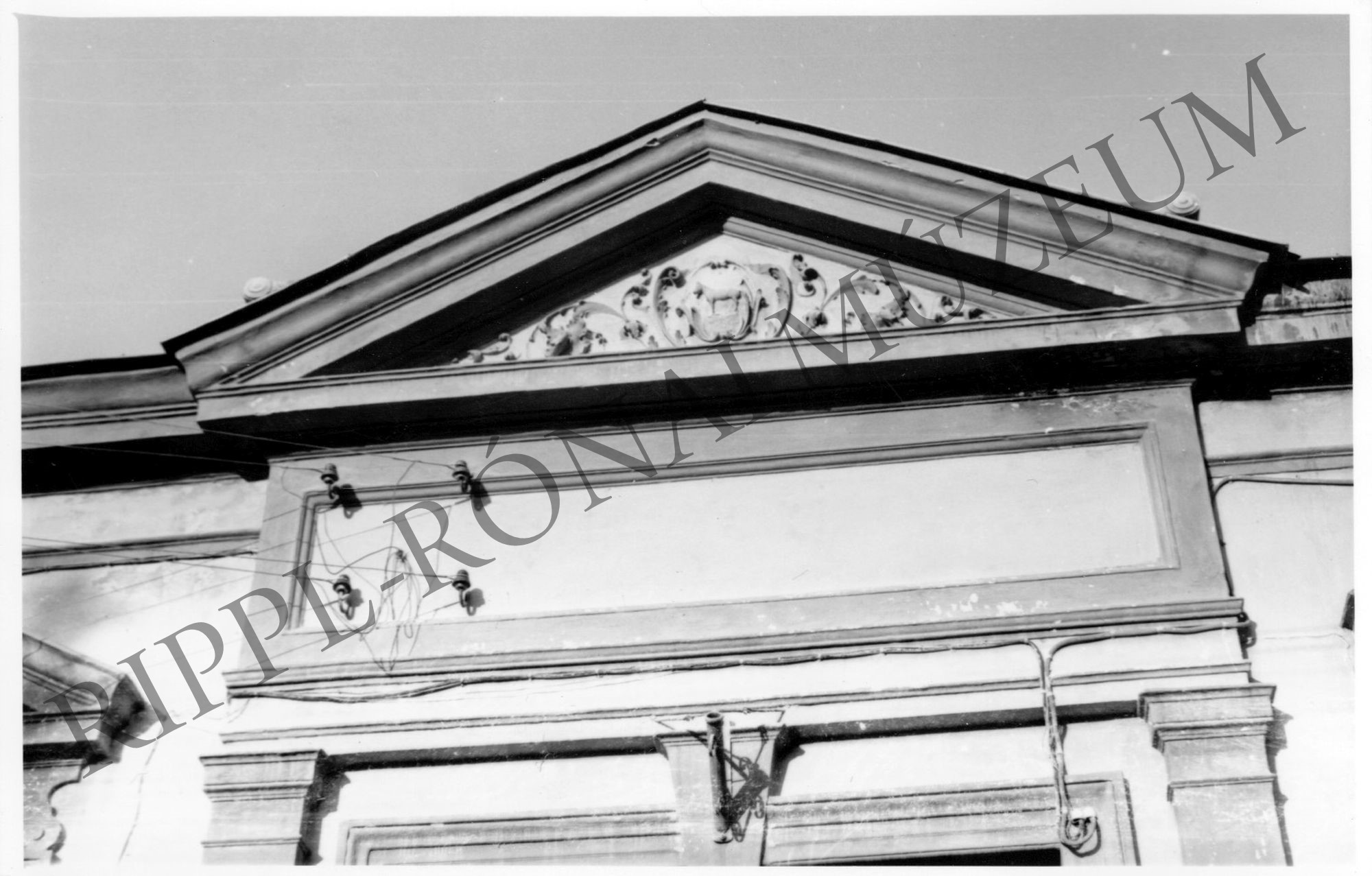 Nagyatád - a Községi Tanács épülete, fent Nagyatád címere (Rippl-Rónai Múzeum CC BY-NC-SA)