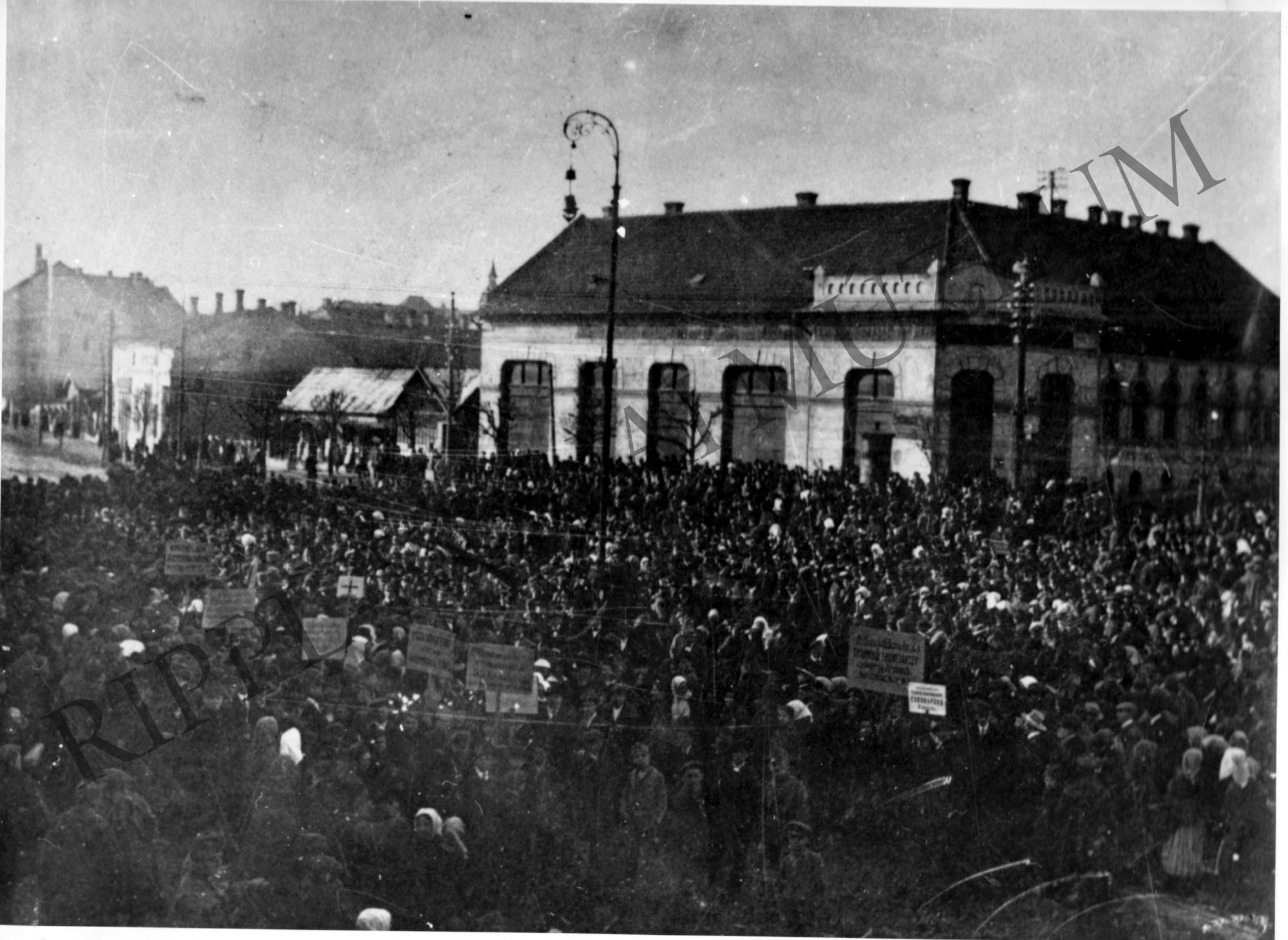Nagyatádi Szabó István érkezését váró tömeg a kaposvári vasútállomás előtt (Rippl-Rónai Múzeum CC BY-NC-SA)