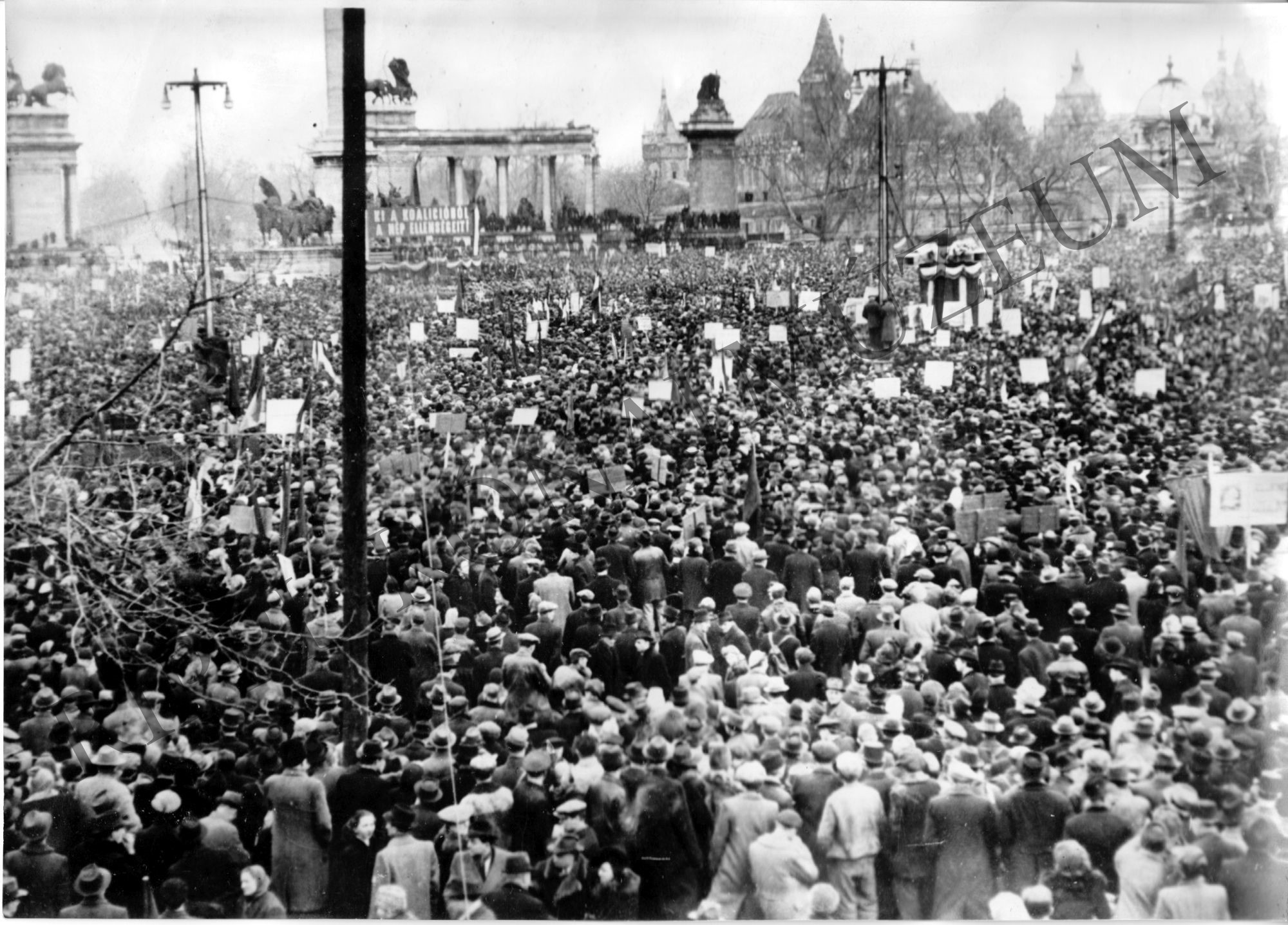 Nagygyűlés a Hősök terén 1946. március 7. (Rippl-Rónai Múzeum CC BY-NC-SA)