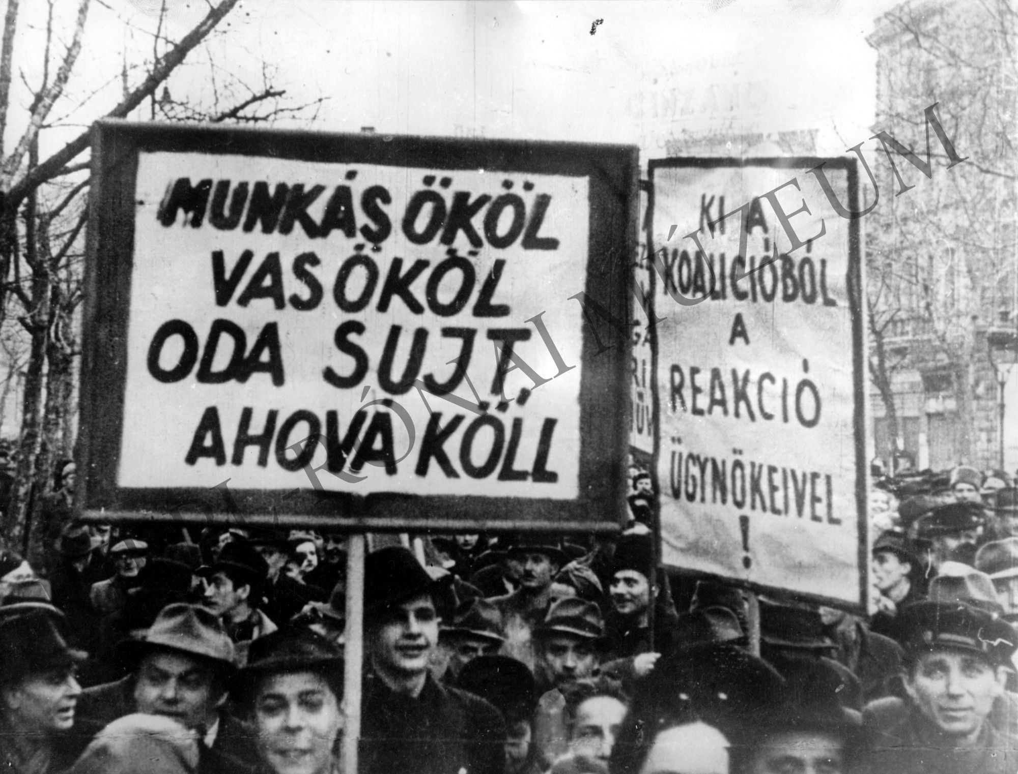 Nagygyűlés a Hősök terén 1946. március 7-én (Rippl-Rónai Múzeum CC BY-NC-SA)