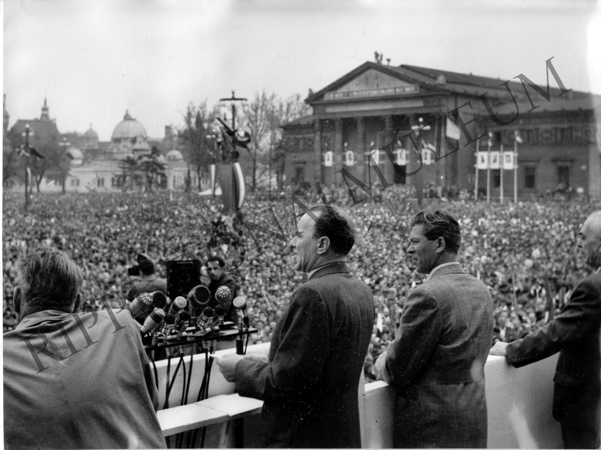 Nagygyűlés a Hősök terén 1957. május 1. (Rippl-Rónai Múzeum CC BY-NC-SA)