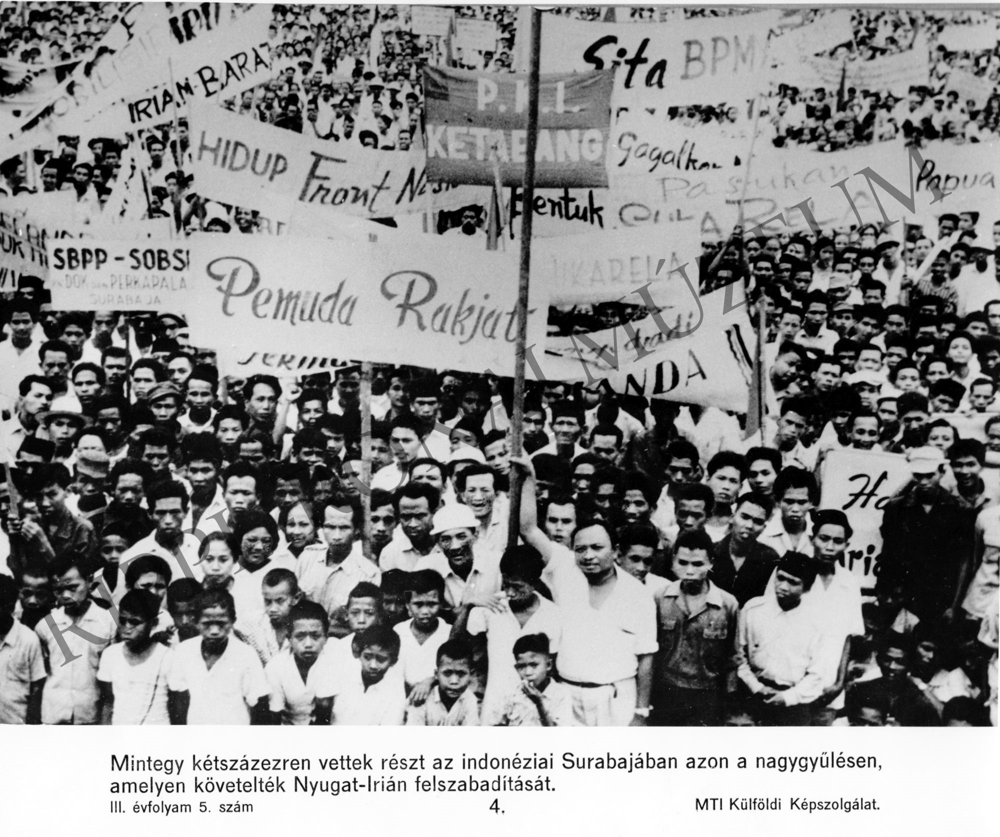 Nagygyűlés az indonéziai Surabajában Nyugat-Irán felszabadításáért. (Rippl-Rónai Múzeum CC BY-NC-SA)