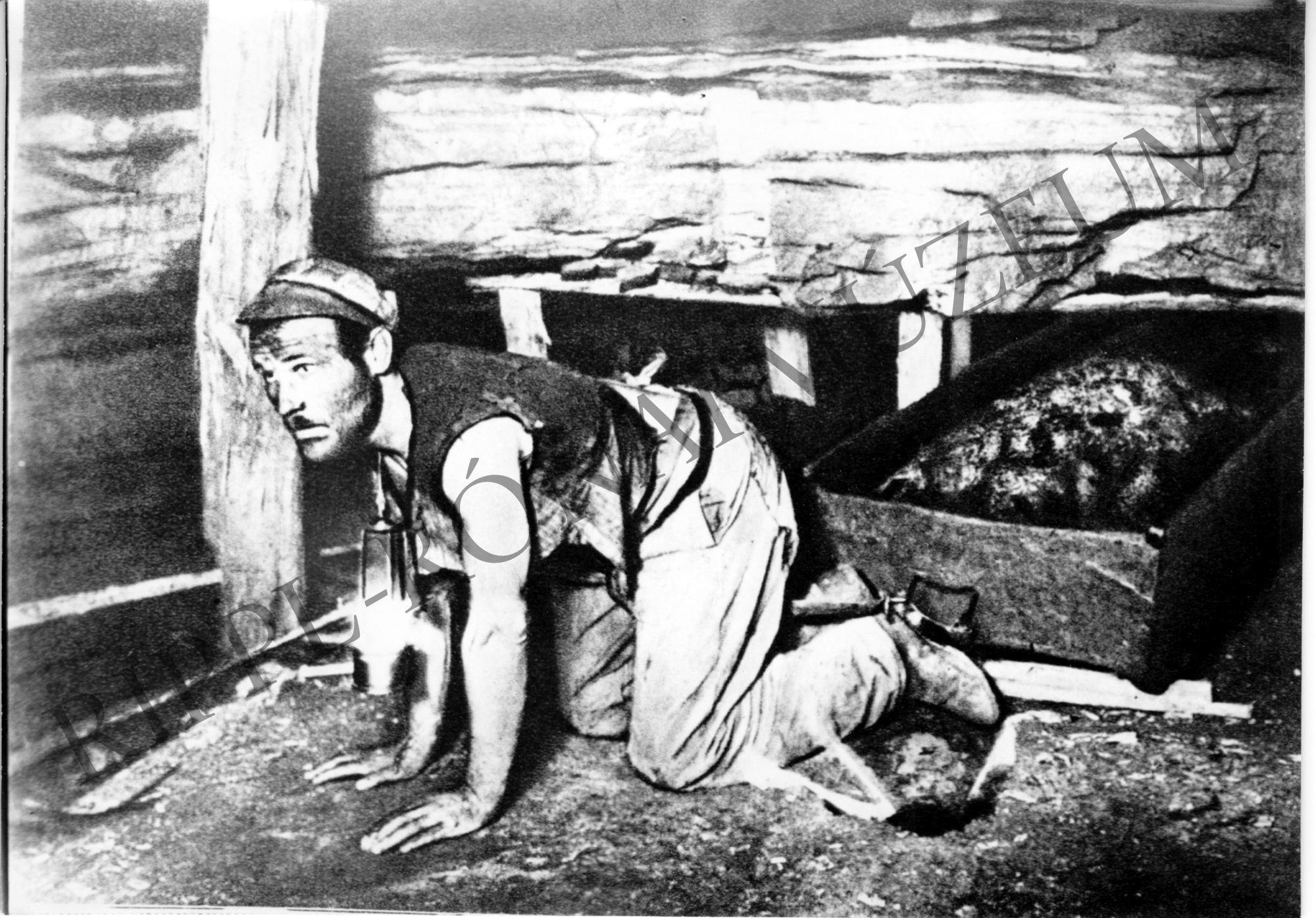 Négykézláb vonszolja a bányász a szénnel teli csillét a tárnán keresztül (Rippl-Rónai Múzeum CC BY-NC-SA)