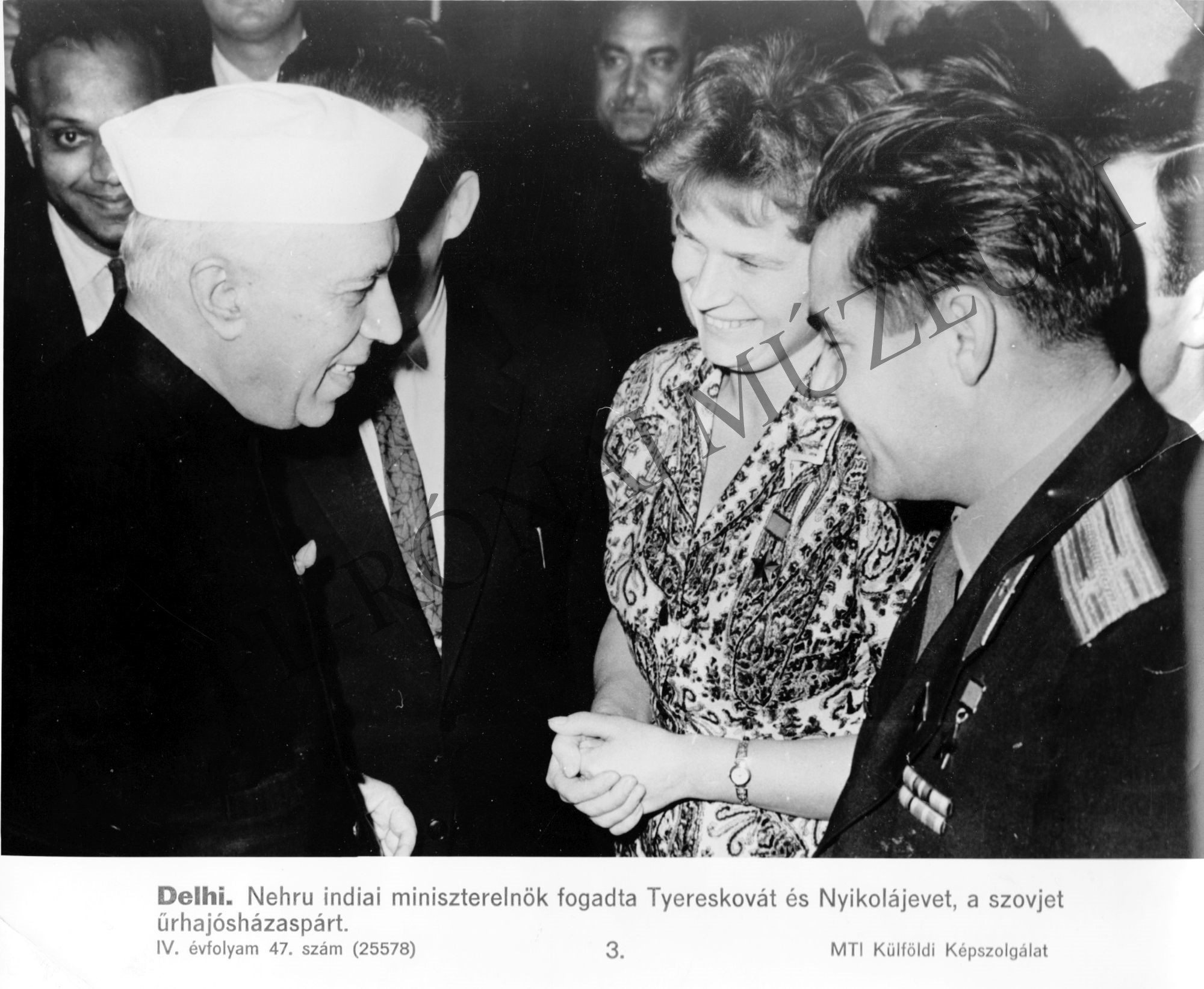 Nehru indiai miniszterelnök fogadta Tyereskovát és Nyikolájevet, a szovjet űrhajóspárt (Rippl-Rónai Múzeum CC BY-NC-SA)