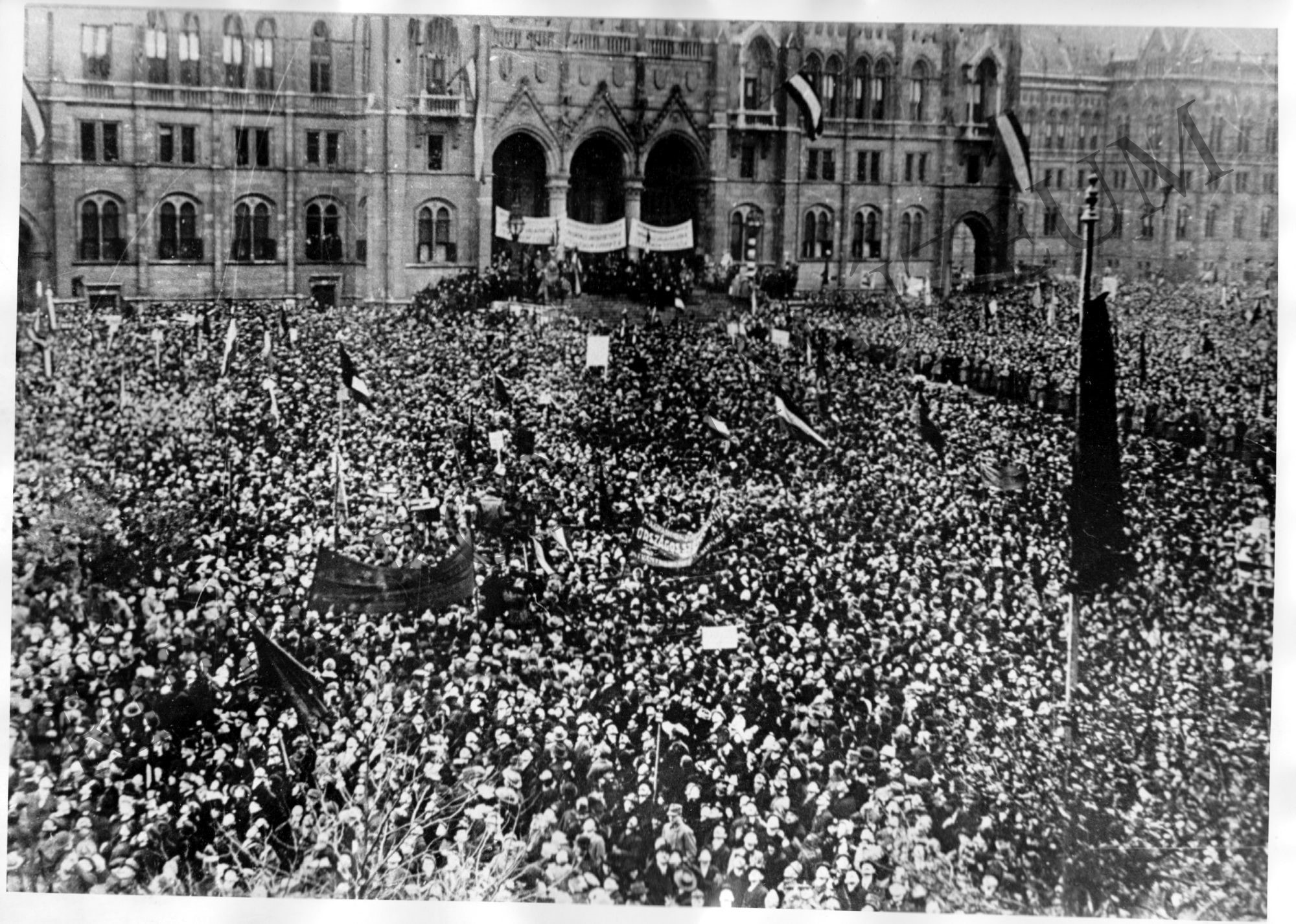 Népgyűlés a Parlament előtt. 1919. (Rippl-Rónai Múzeum CC BY-NC-SA)