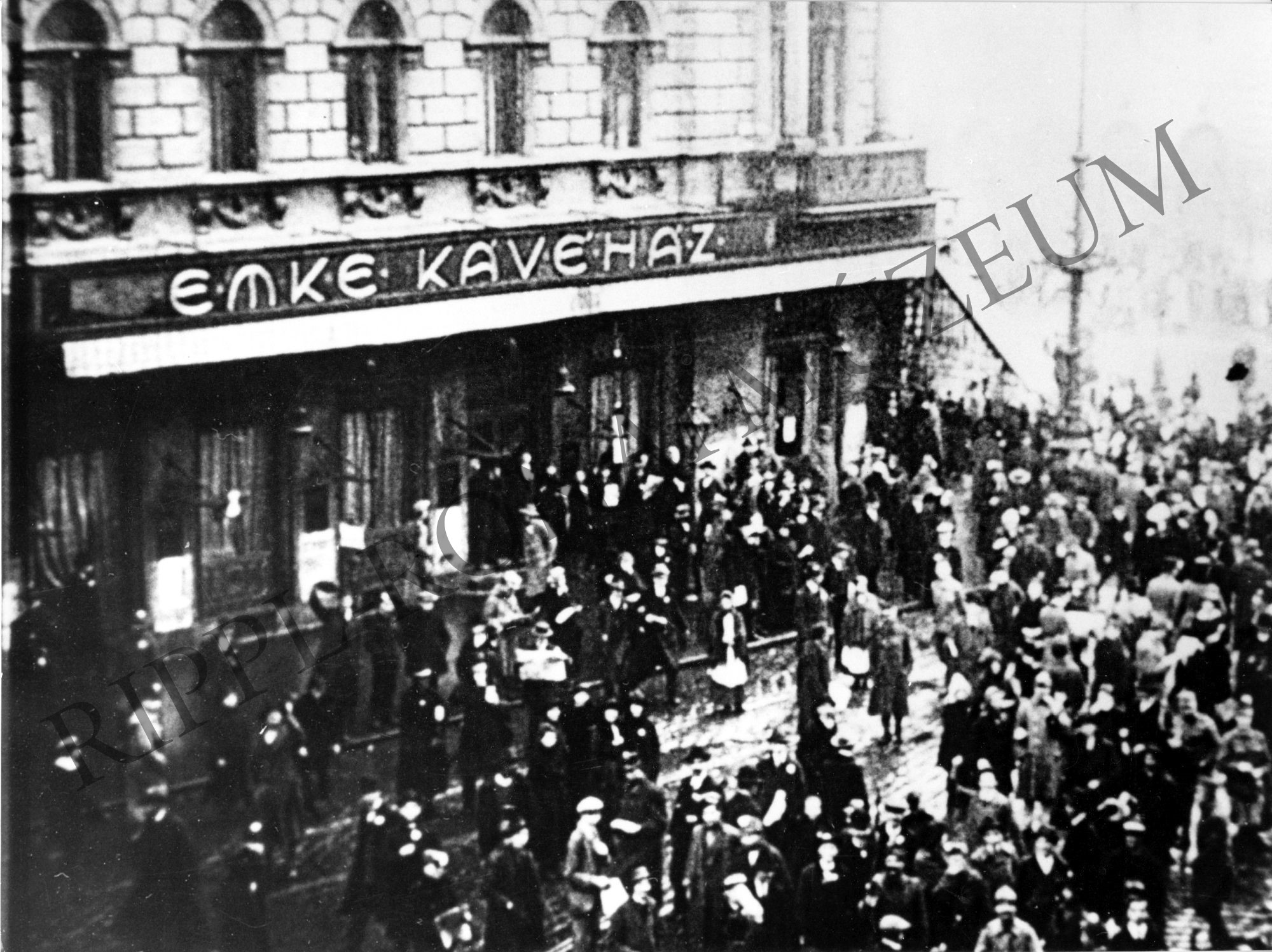 Néptömeg ünnepli az Őszirózsás forradalom győzelmének napját az EMKE Kávéház előtt - 1918. október 31. (Rippl-Rónai Múzeum CC BY-NC-SA)