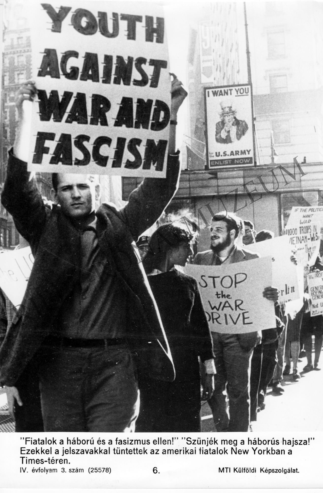 New Yorkban, a Times-téren fiatalok tüntetnek a vietnámi háború ellen (Rippl-Rónai Múzeum CC BY-NC-SA)