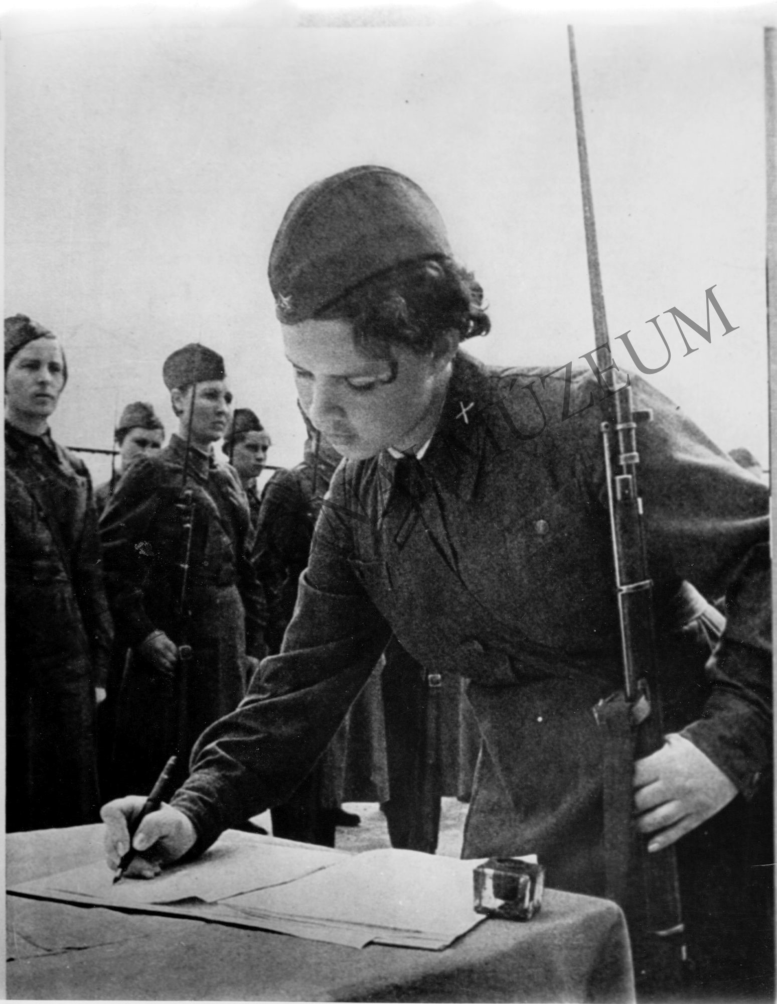 Nők jelentkeznek a frontra (propaganda) (Rippl-Rónai Múzeum CC BY-NC-SA)