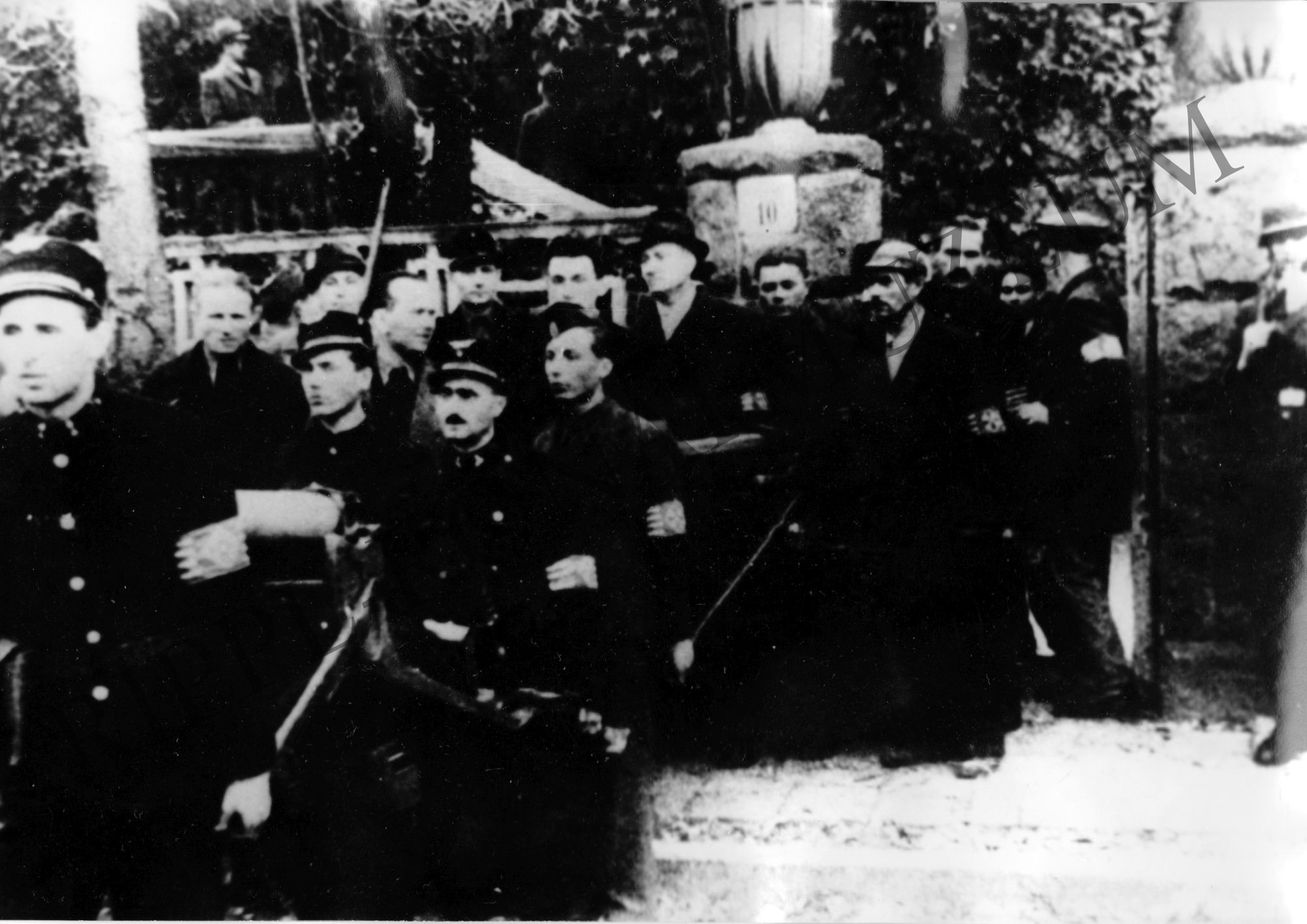 Nyilasok felfegyverzése 1944. október 15-én a Németvölgyi út 10. sz. alatti Gestapó-villánál (Rippl-Rónai Múzeum CC BY-NC-SA)