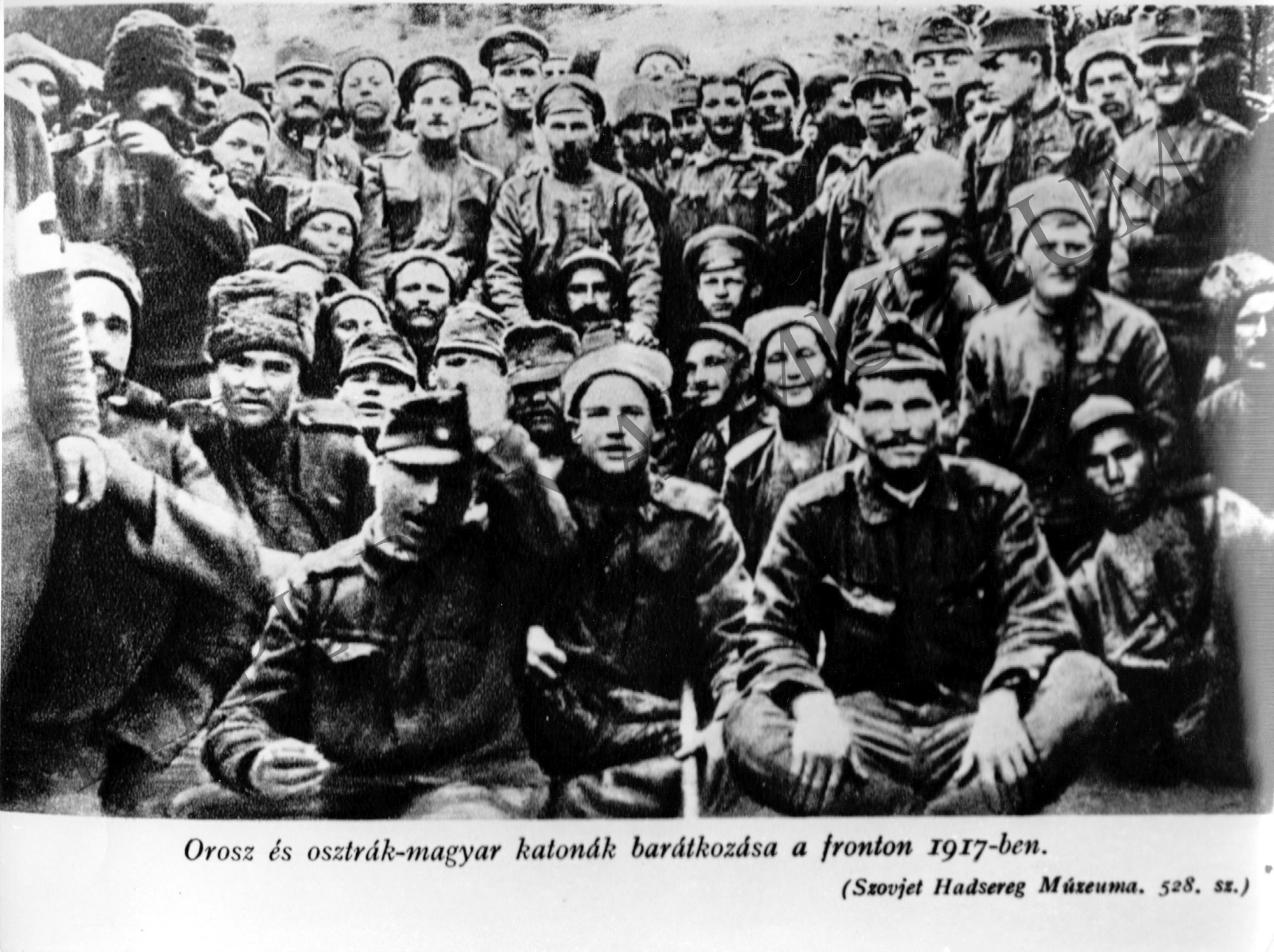 Orosz és osztrák-magyar katonák barátkozása a fronton 1917-ben (Rippl-Rónai Múzeum CC BY-NC-SA)
