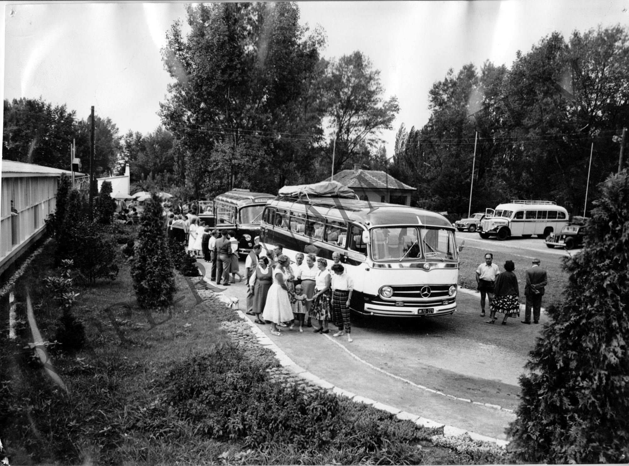 Osztrák üdülővendégek utaznak el a siófoki motelből (Rippl-Rónai Múzeum CC BY-NC-SA)