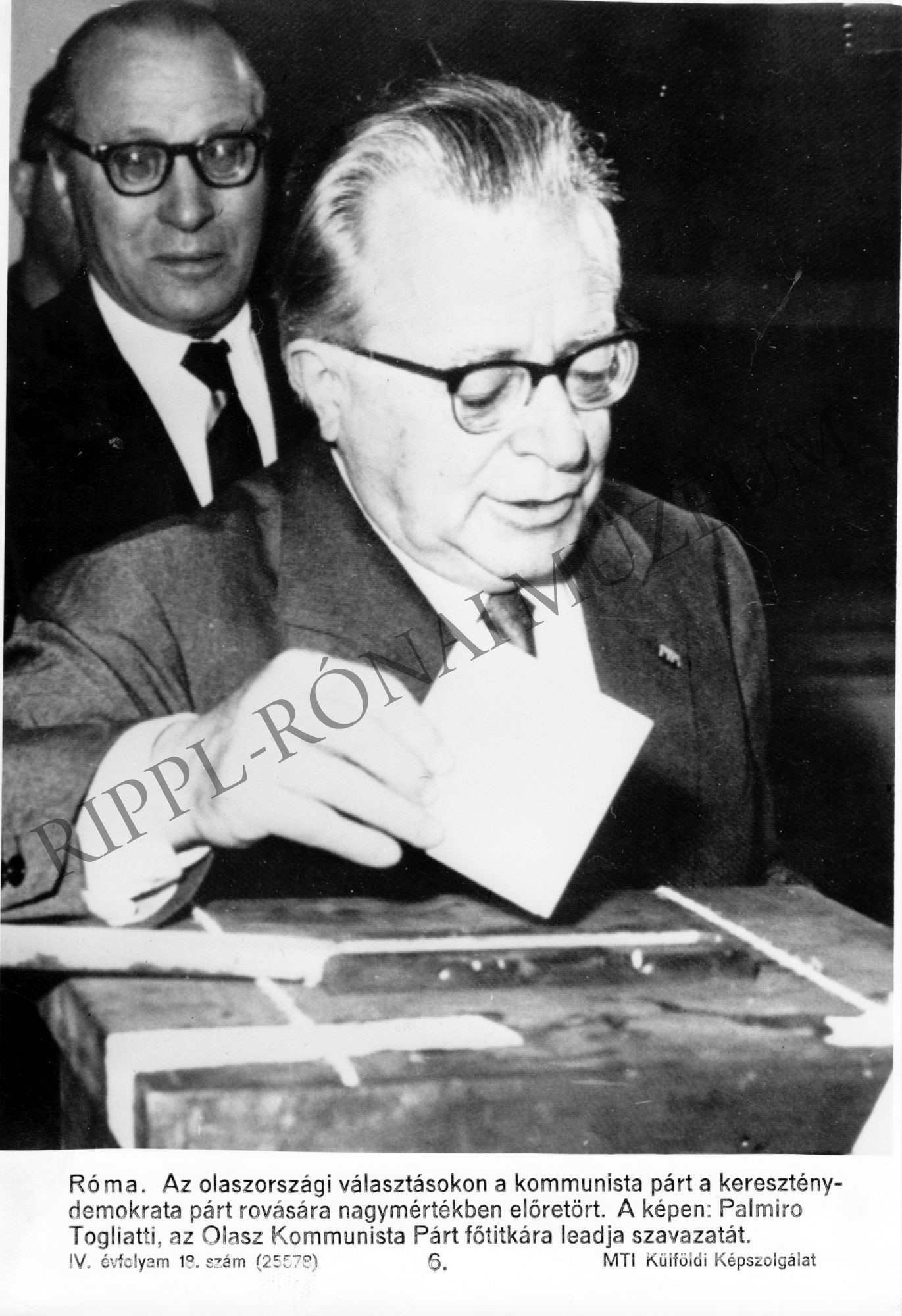 Palmiro Togliatti a Kommunista Párt főtitkára leadja szavazatát az 1963-as olaszországi választáson. (Rippl-Rónai Múzeum CC BY-NC-SA)