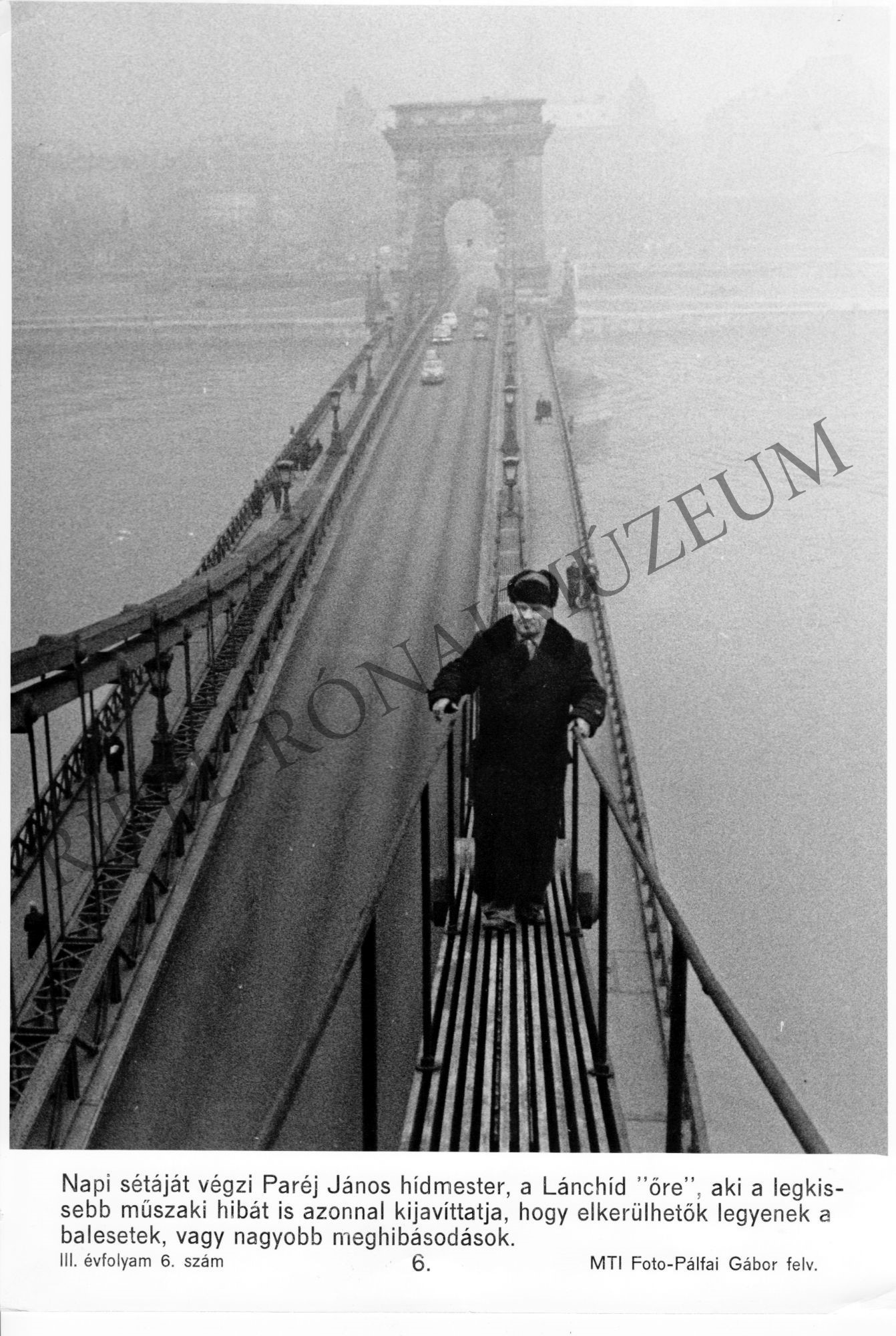 Paréj János hídmester, a Lánchíd "őre", napi sétáján (Rippl-Rónai Múzeum CC BY-NC-SA)