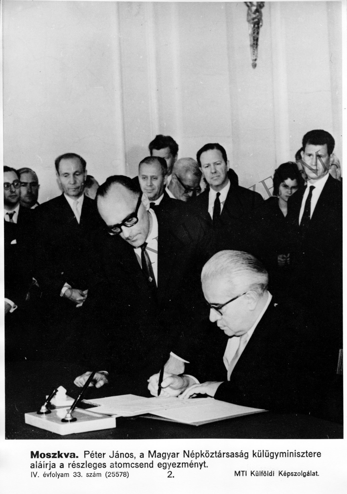 Péter János, a Magyar Népköztársaság külügyminisztere aláírja a részleges atomcsend-egyezményt (Rippl-Rónai Múzeum CC BY-NC-SA)