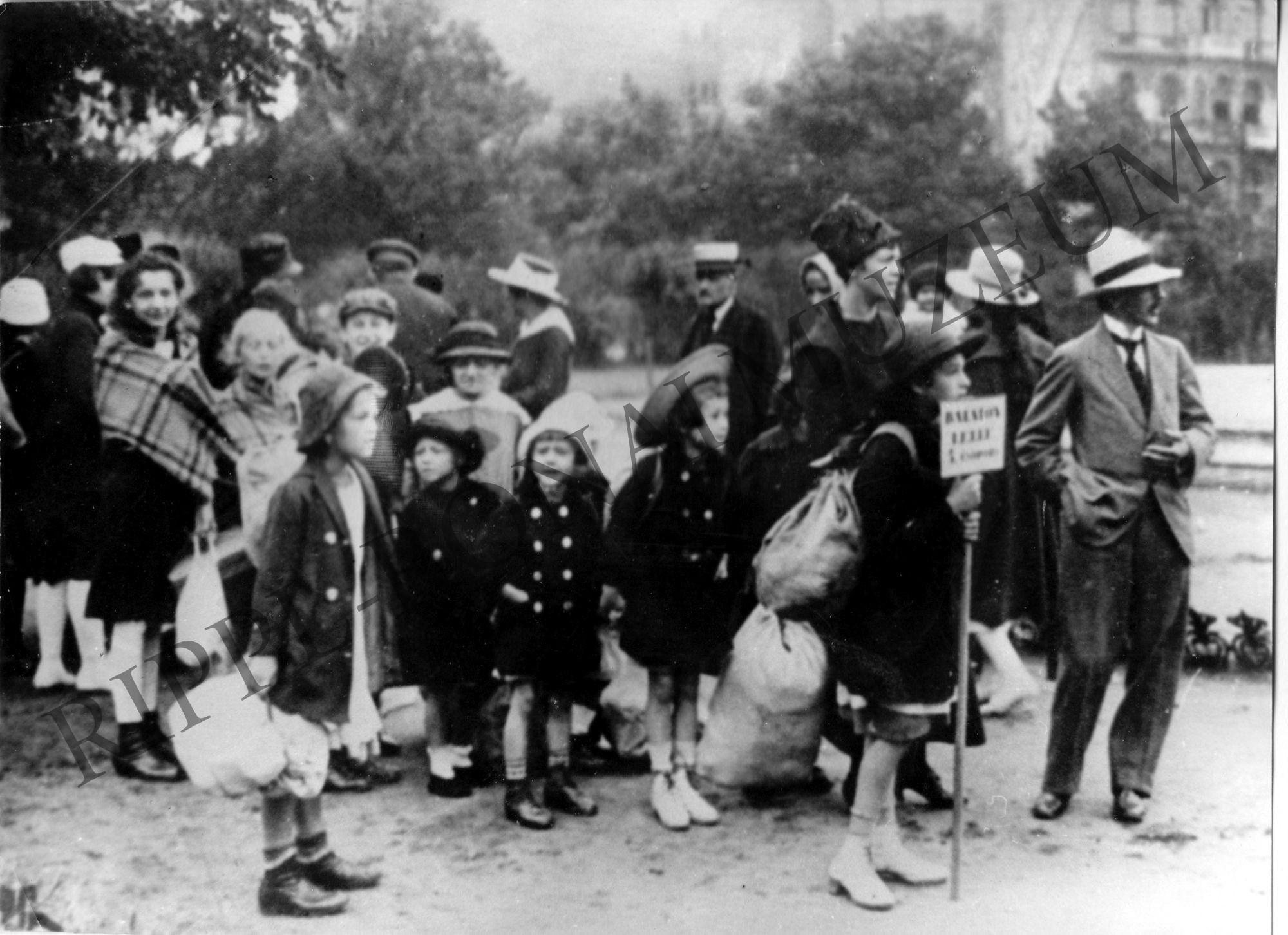 Proletárgyerekek Balatonlellére induló csoportja. 1919. (Rippl-Rónai Múzeum CC BY-NC-SA)